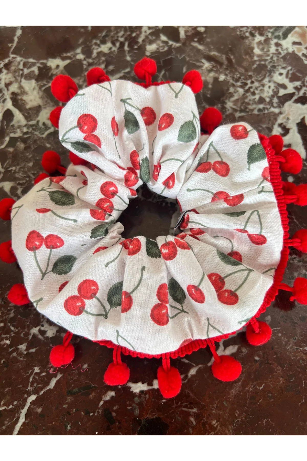 Kiraz Desenli Kırmızı Ponpon Kenar Scrunchie Pamuk Lastik Toka