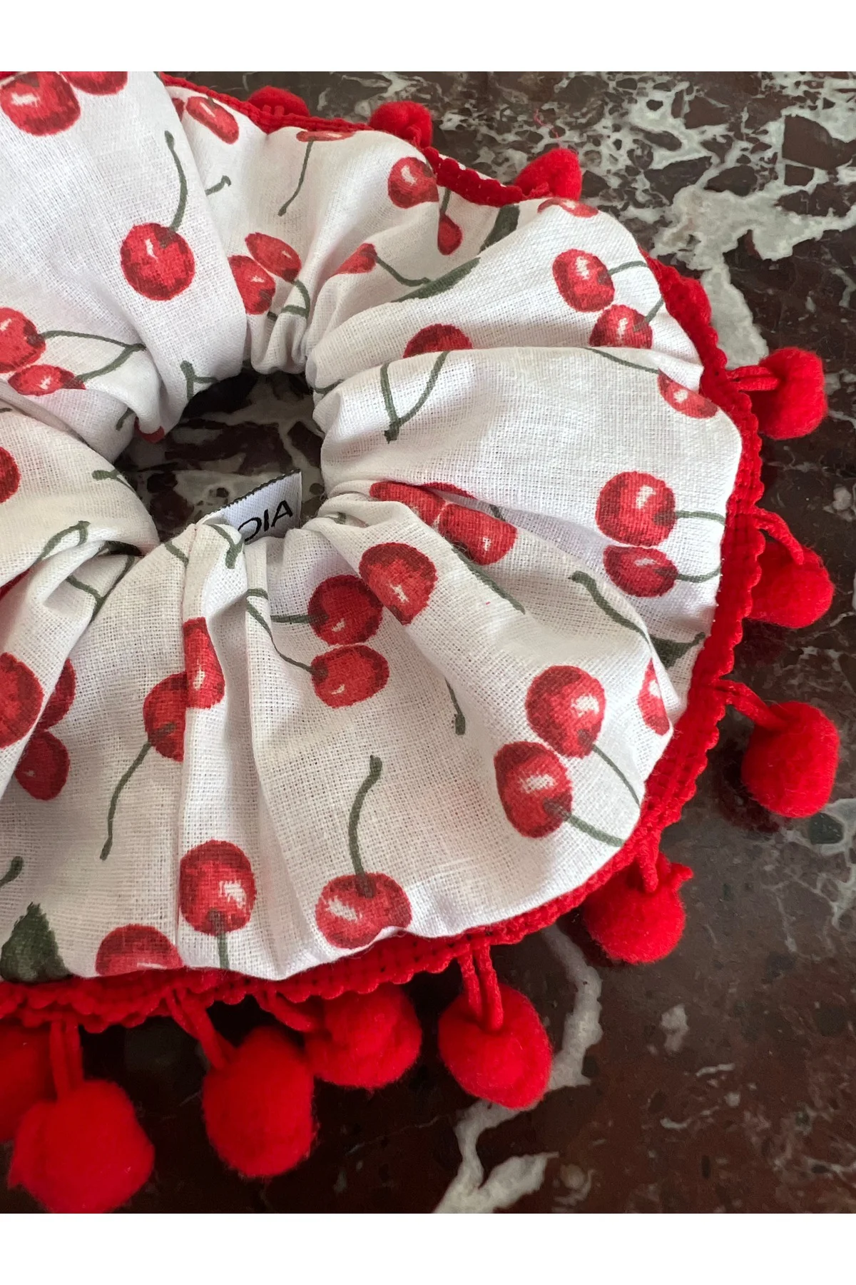 Kiraz Desenli Kırmızı Ponpon Kenar Scrunchie Pamuk Lastik Toka