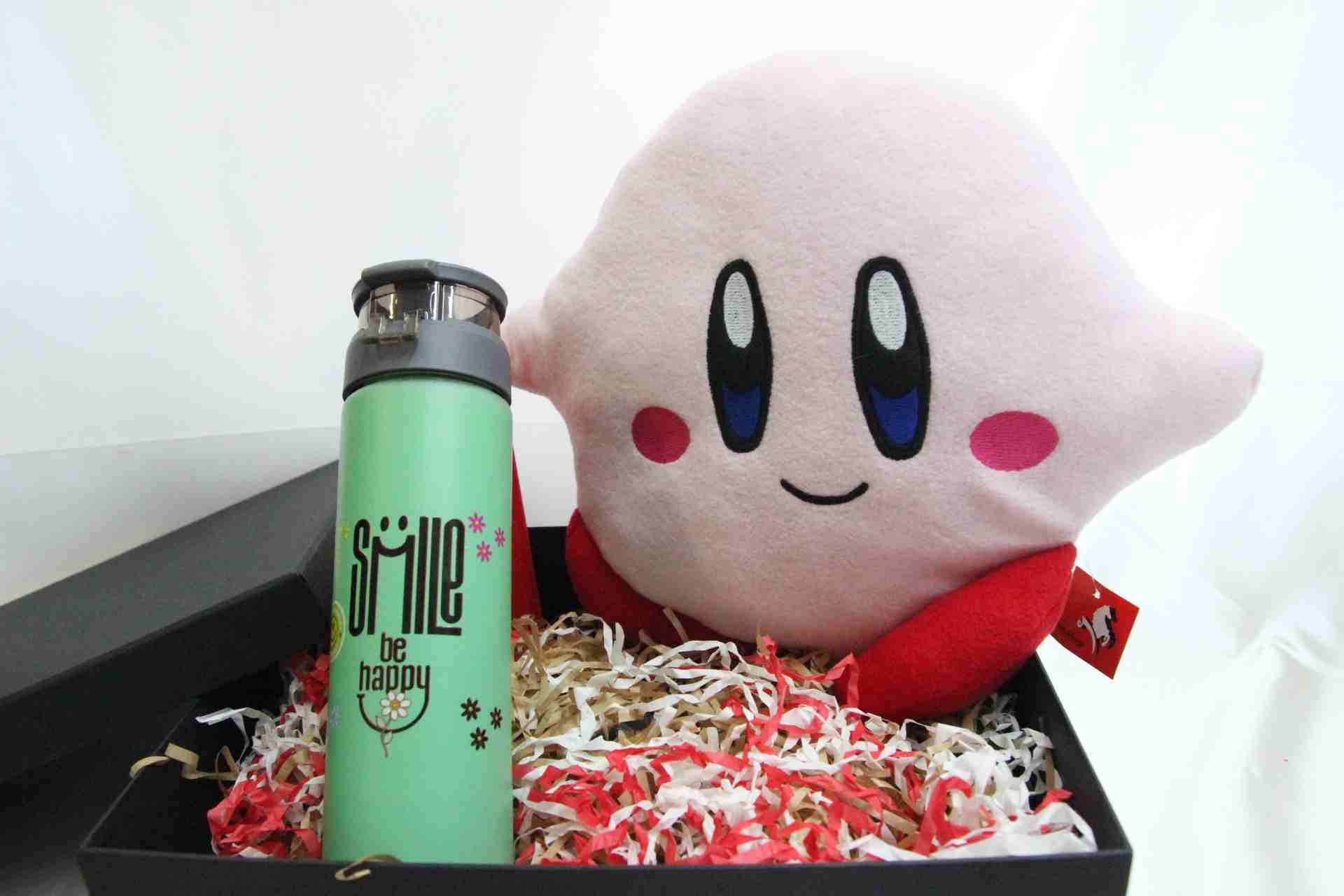 Kirby Yastık ve Smile Temalı Termos Hediye Kutusu Seti