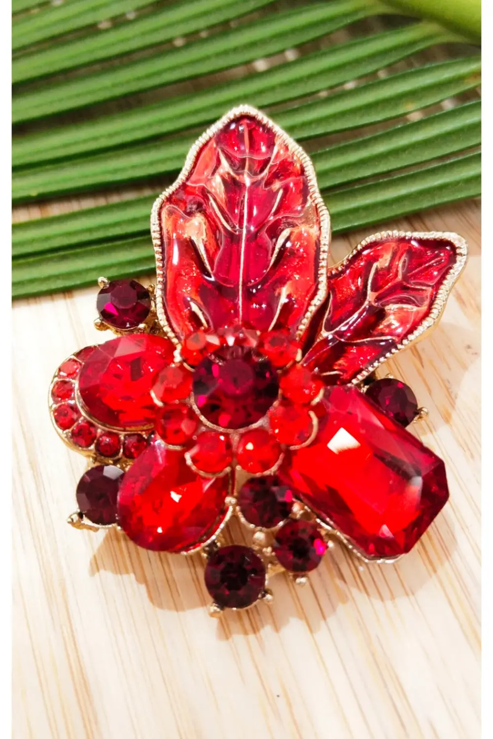 Kırmızı Çiçek Figürlü Broş