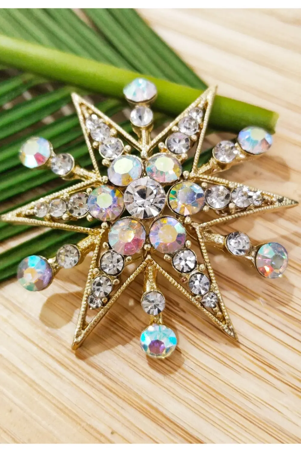 Kırmızı Elma Figürlü Broş