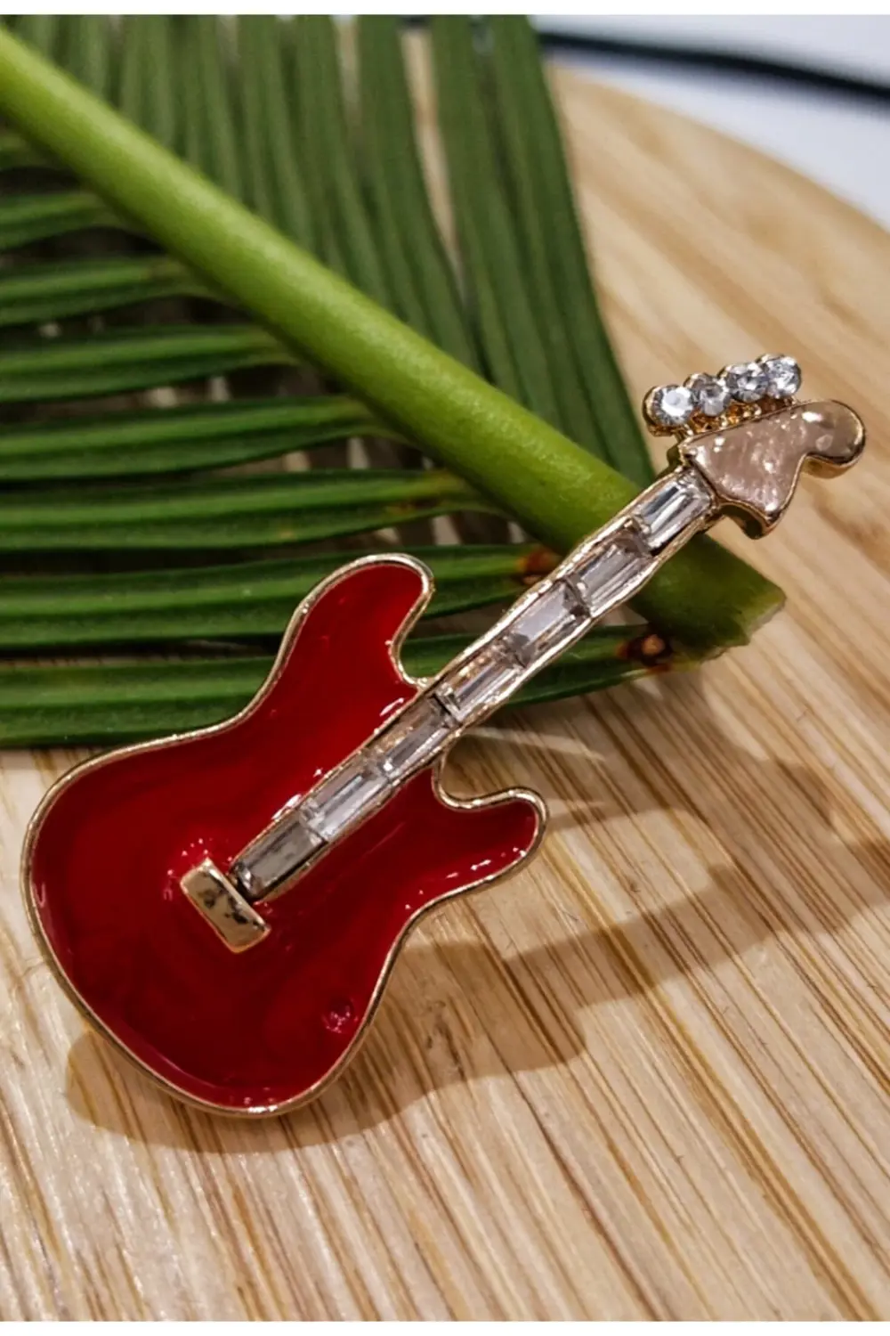 Kırmızı Gitar Figürlü Broş