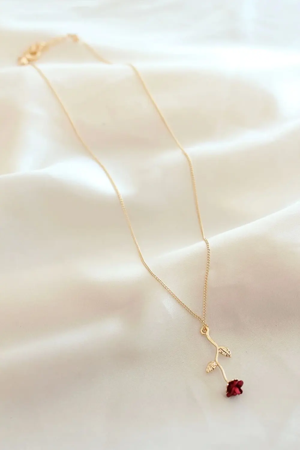 Kırmızı Gül Figürlü Kolye