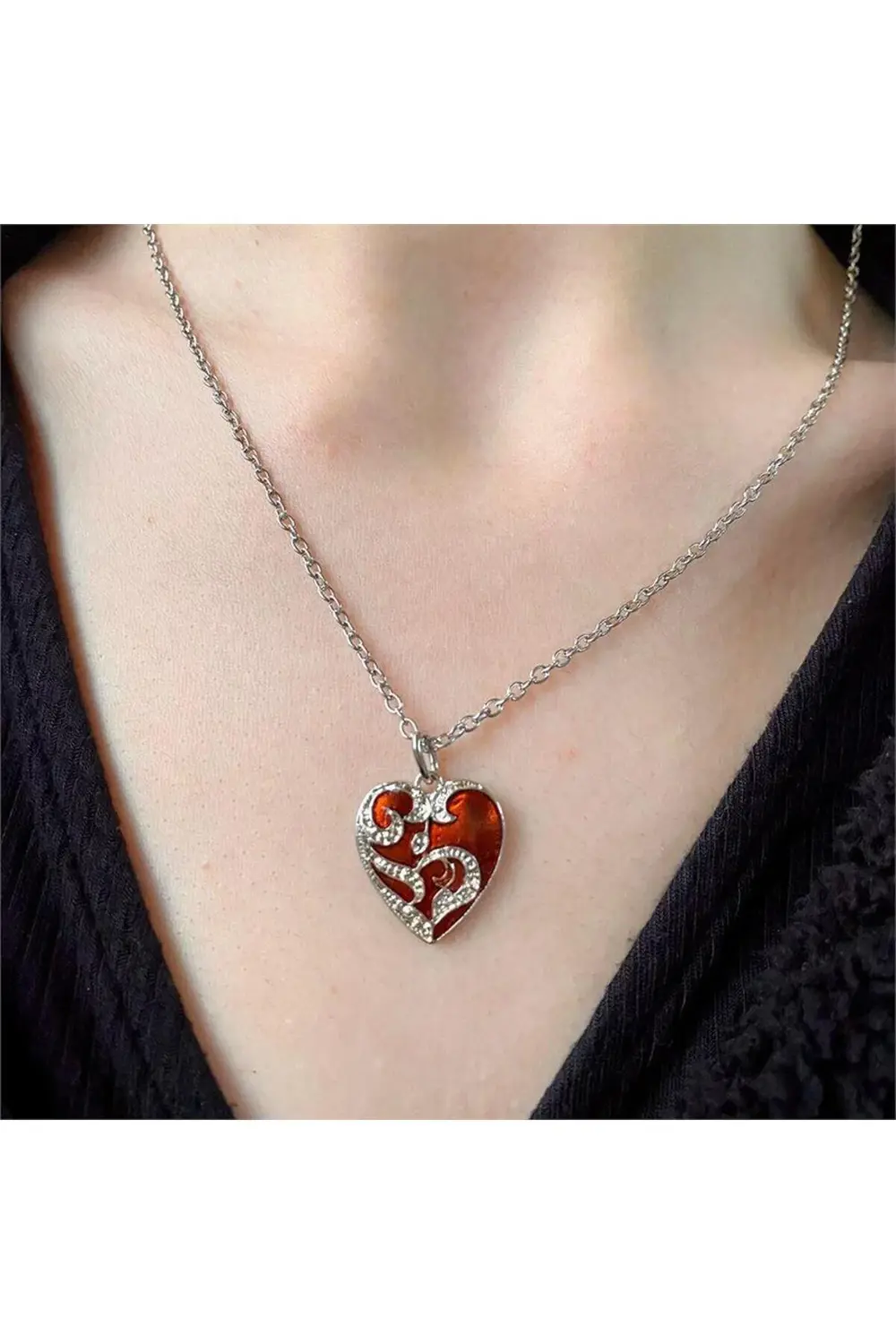 Kırmızı İşlemeli Taşlı Kalp Kolye