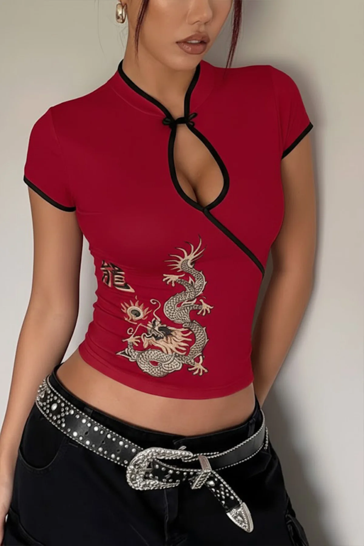 Kırmızı Mandarin Yaka Ejderha Motifli Vintage Qipao Y2K Kısa Koll Kırmızı Mandarin Yaka Ejderha Motifli Vintage Qipao Y2K Kısa Koll