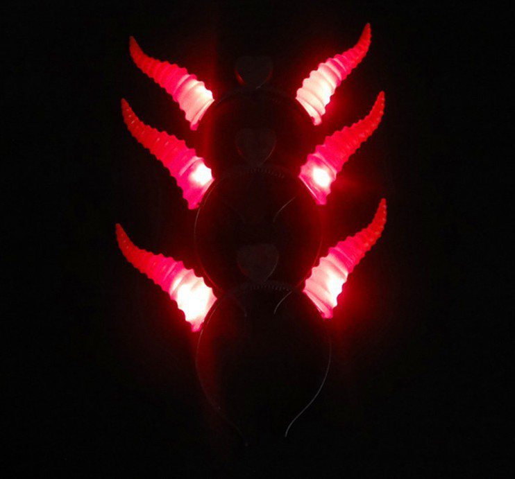 Kırmızı Renk Led Işıklı Kıvrımlı Boynuz Taç 27x18 cm Kırmızı Renk Led Işıklı Kıvrımlı Boynuz Taç 27x18 cm
