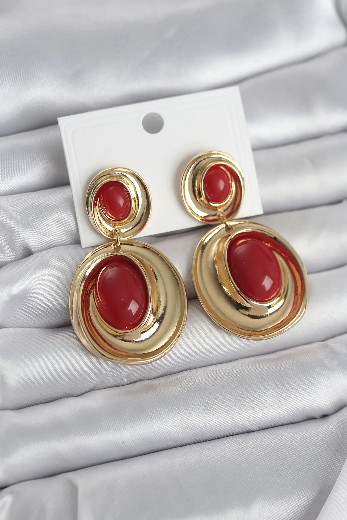 Kırmızı Sallantılı Damla Model Gold Renk Vintage Kadın Küpe 5886 - Şık ve Günlük Kullanıma Uygun