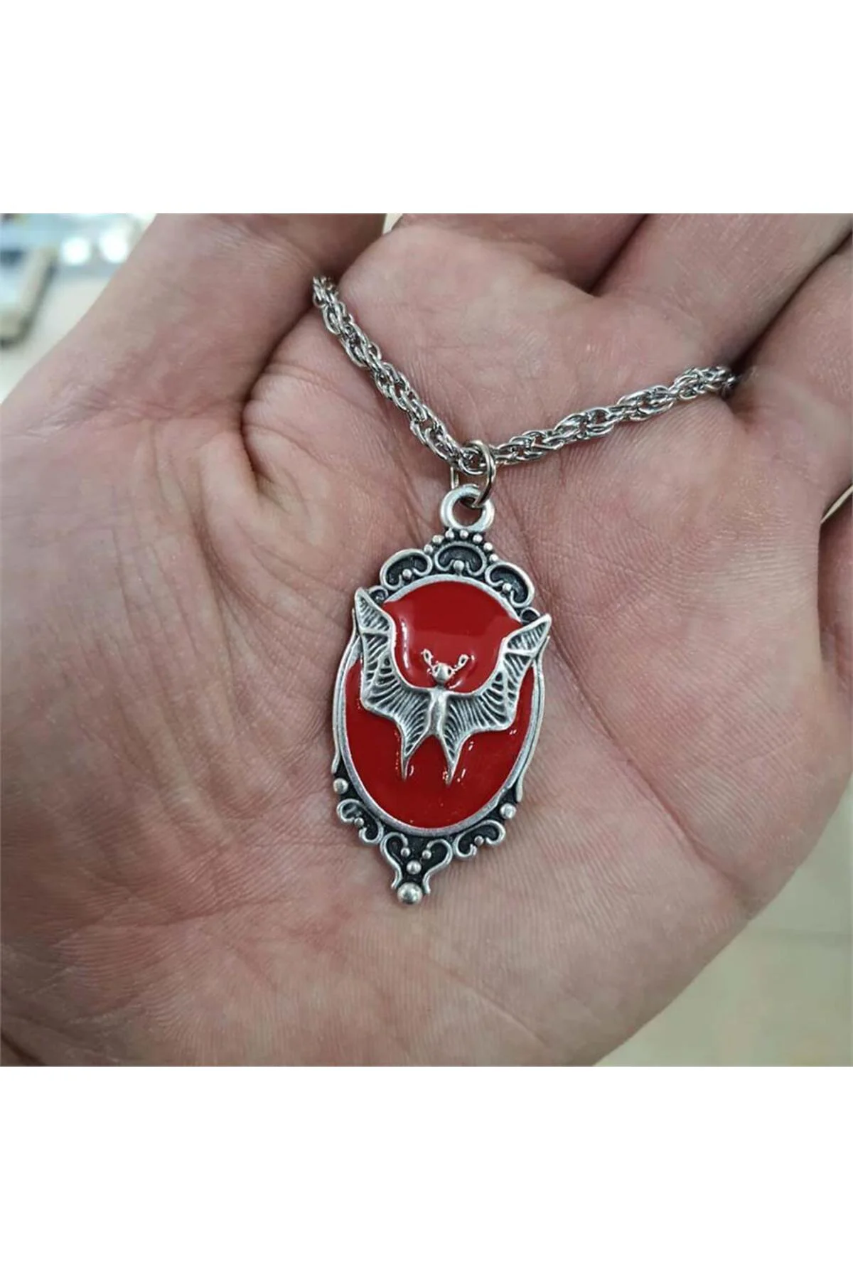 Kırmızı Yarasa Madalyon Kolye