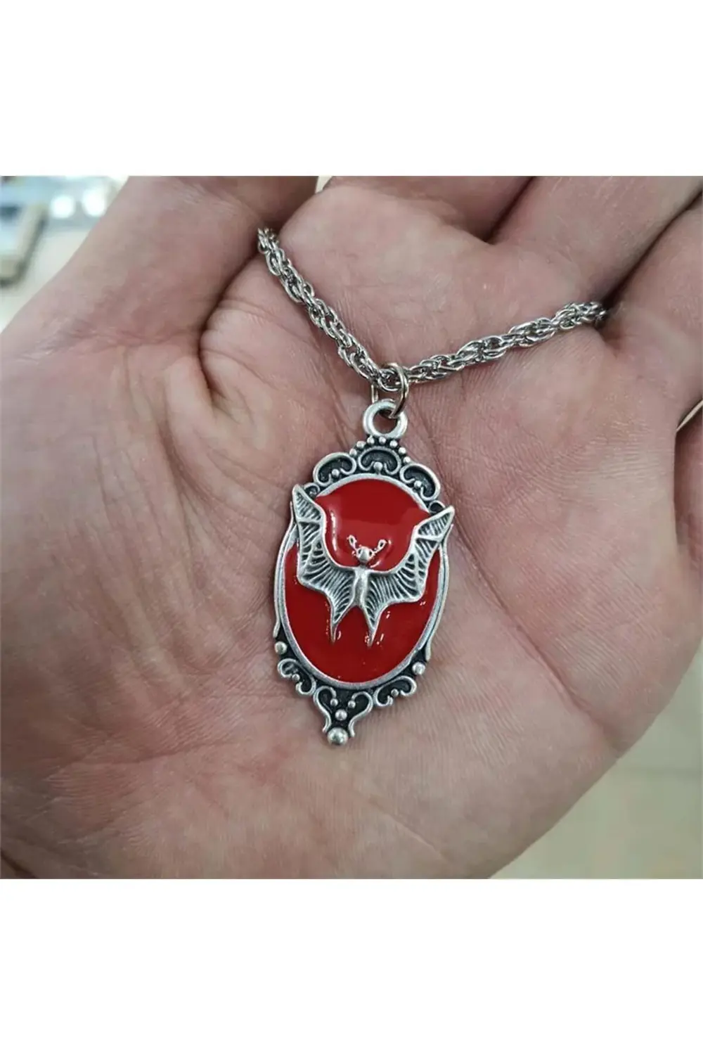 Kırmızı Yarasa Madalyon Kolye