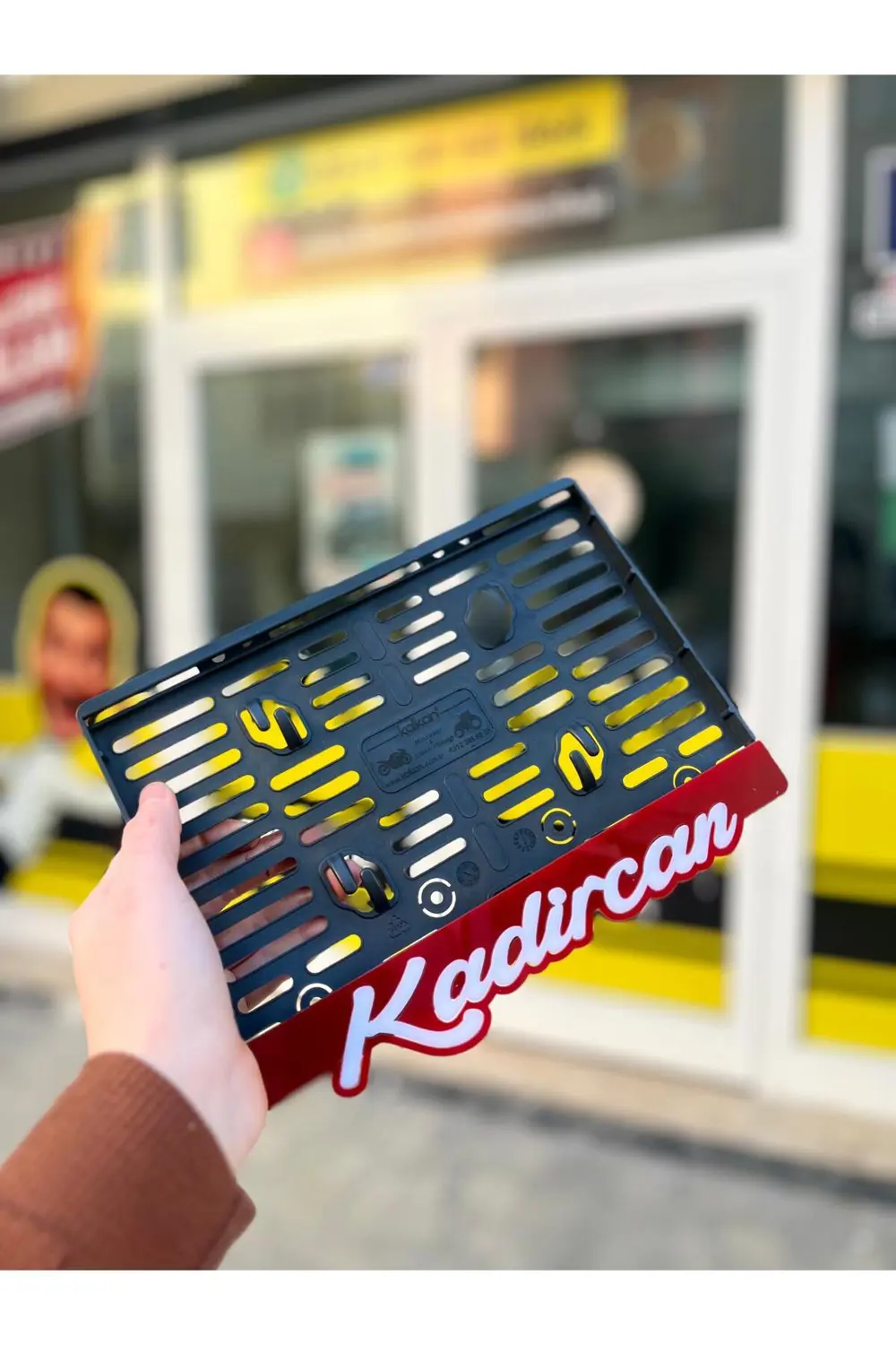 KIRMIZI ZEMİN SARKIK MOTOR PLAKALIK KIRMIZI ZEMİN SARKIK MOTOR PLAKALIK