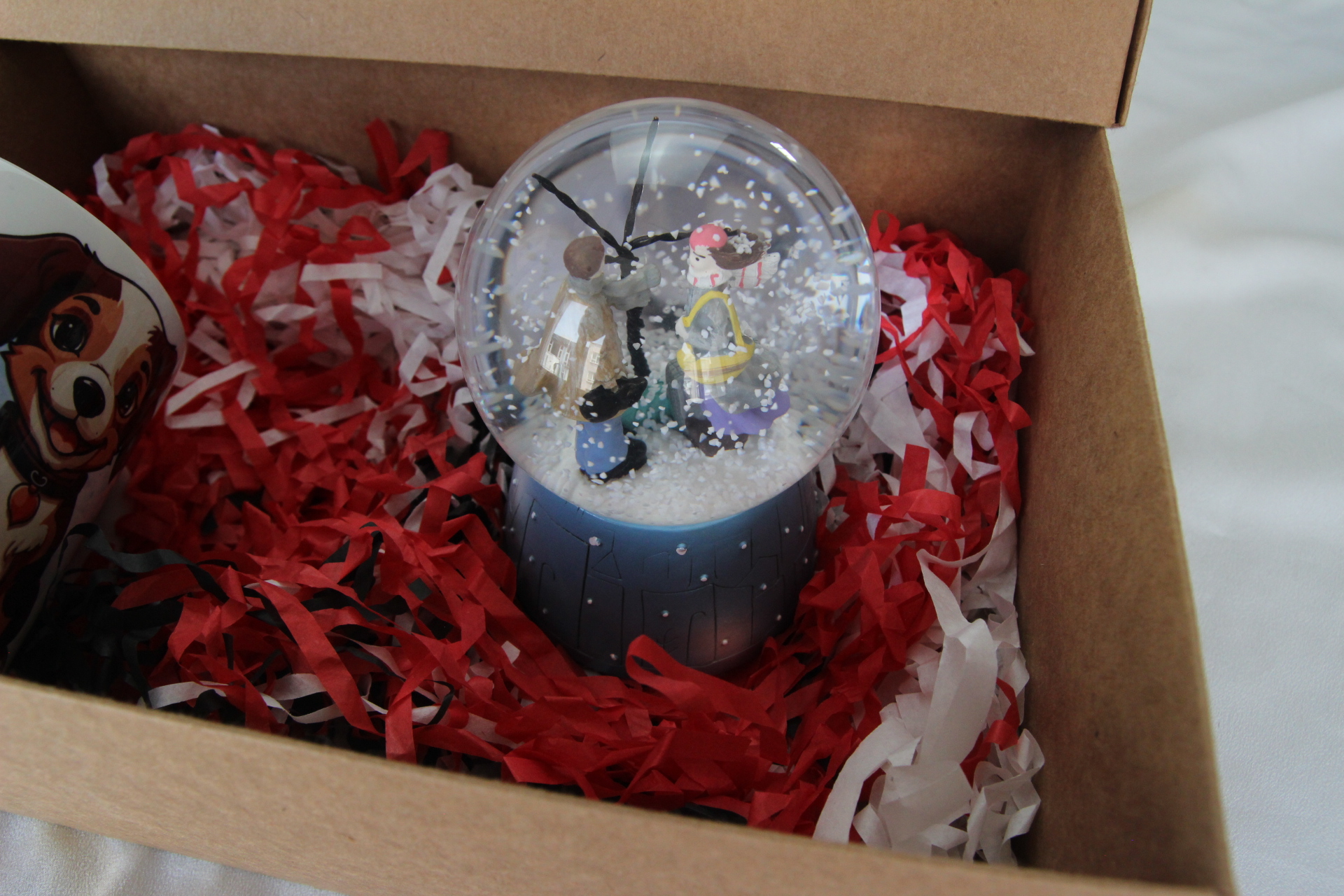 Kış Aşkı Temalı Müzikli Işıklı Kar Küresi Ve Köpek Temalı Kupa Bardak Hediye Kutusu