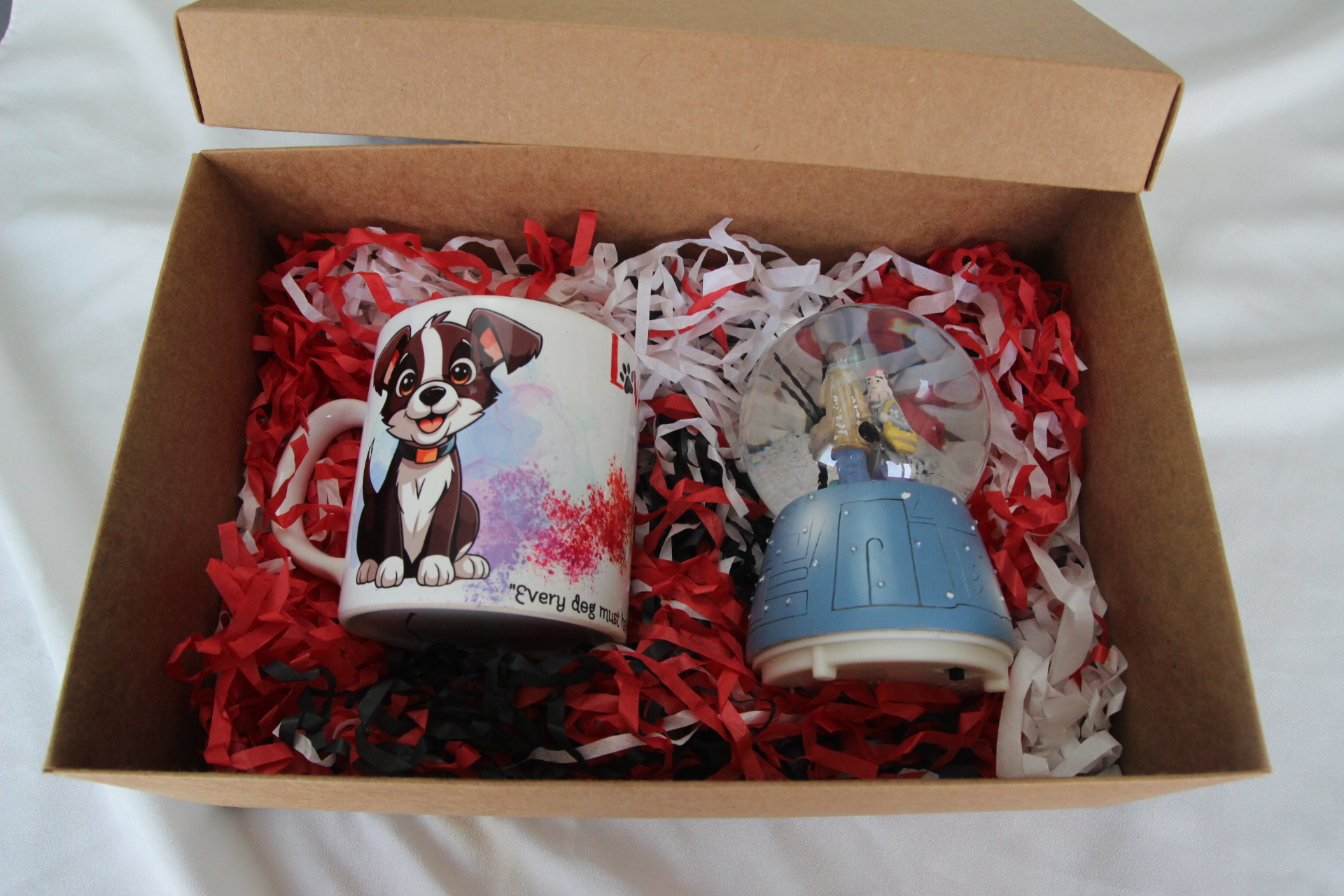 Kış Aşkı Temalı Müzikli Işıklı Kar Küresi Ve Köpek Temalı Kupa Bardak Hediye Kutusu