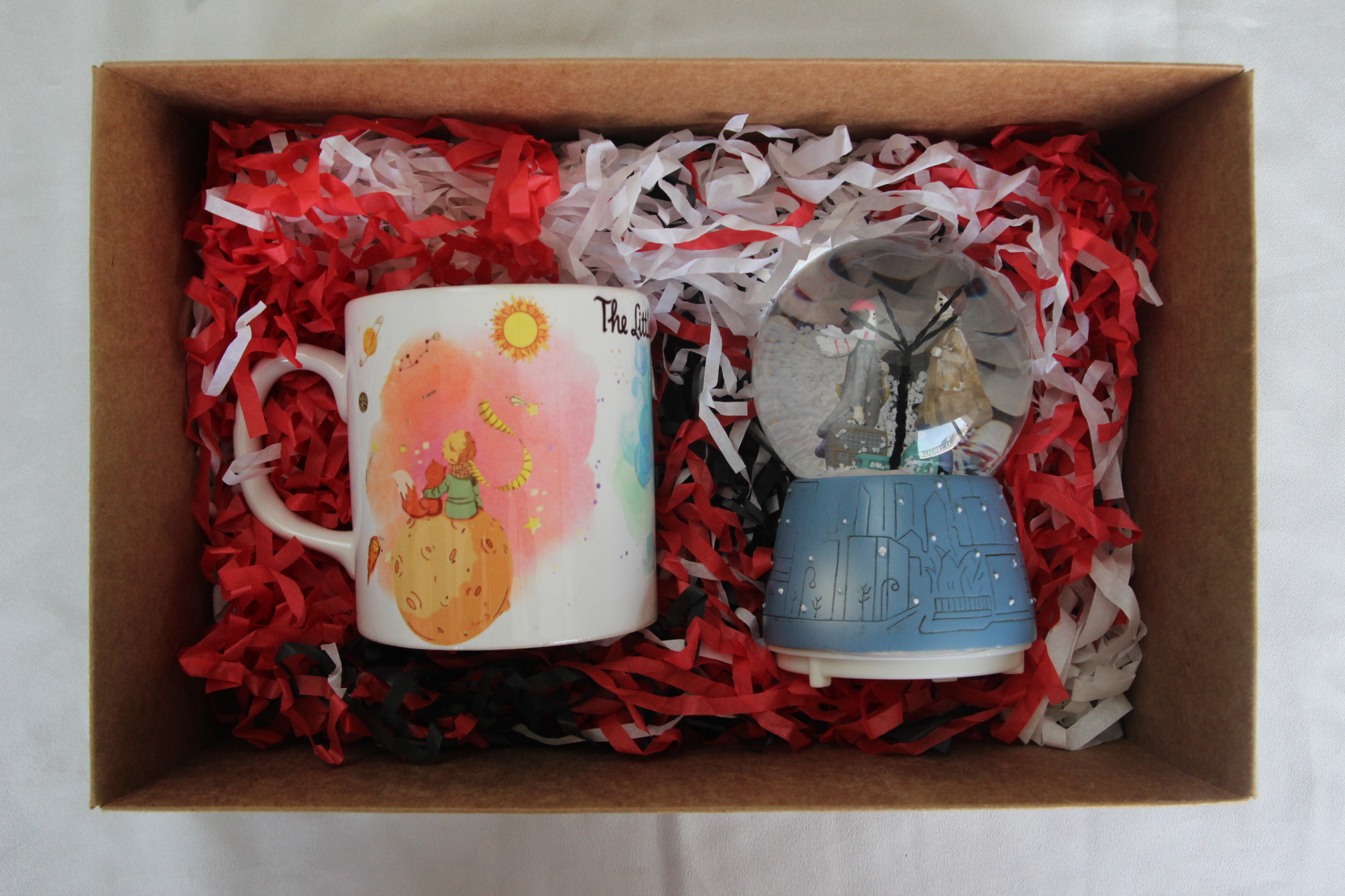 Kış Masalı Temalı Işıklı Müzikli Kar Küresi Ve Küçük Prens Temalı Kupa Bardak Şık Hediye Seti