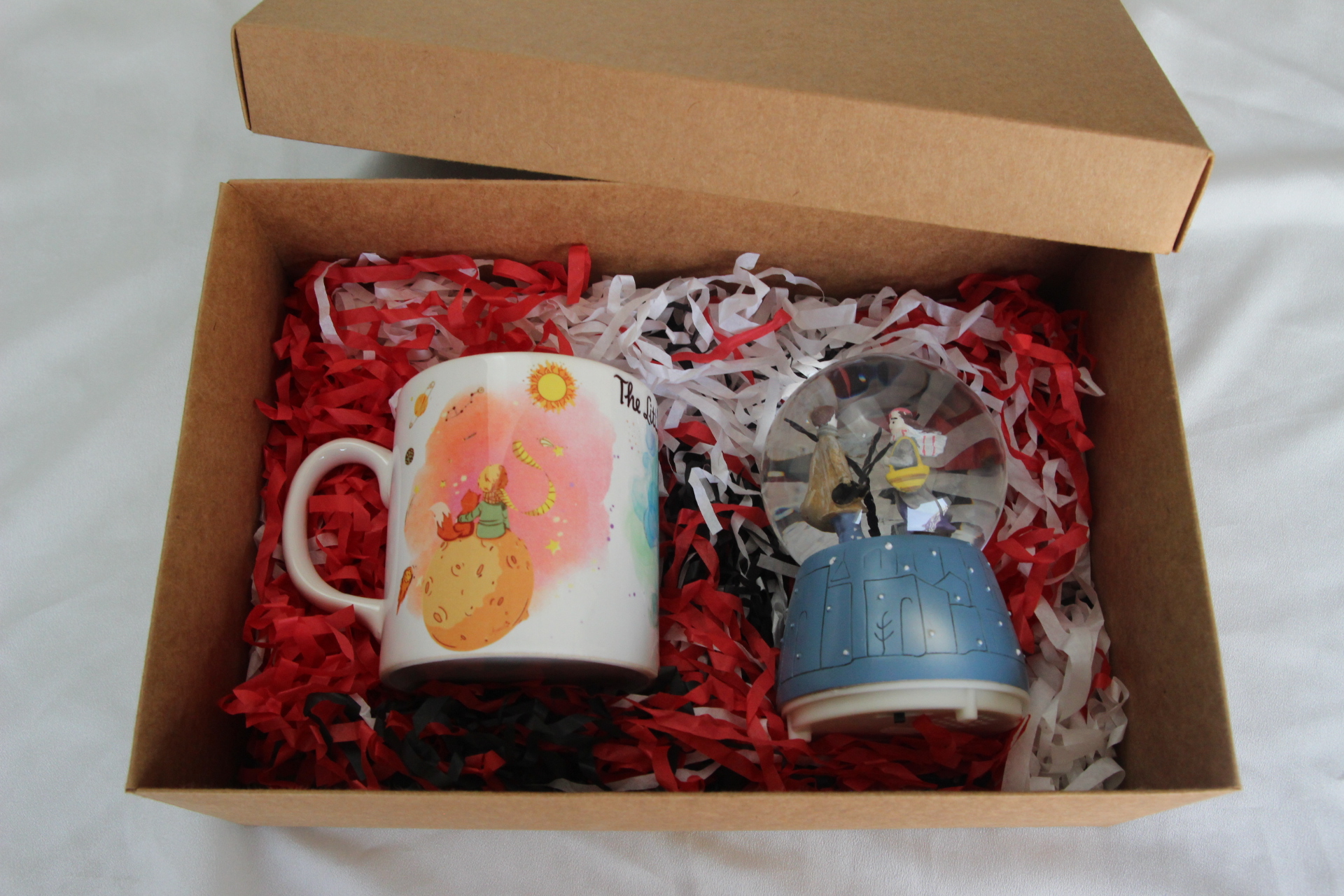 Kış Masalı Temalı Işıklı Müzikli Kar Küresi Ve Küçük Prens Temalı Kupa Bardak Şık Hediye Seti