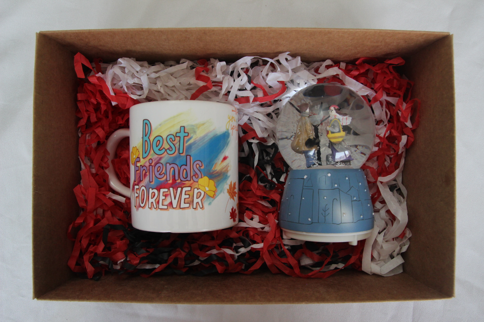 Kış Masalı Temalı Işıklı Müzikli Kar Küresi Ve Best Friends Temalı Kupa Bardak Hediye Kutusu