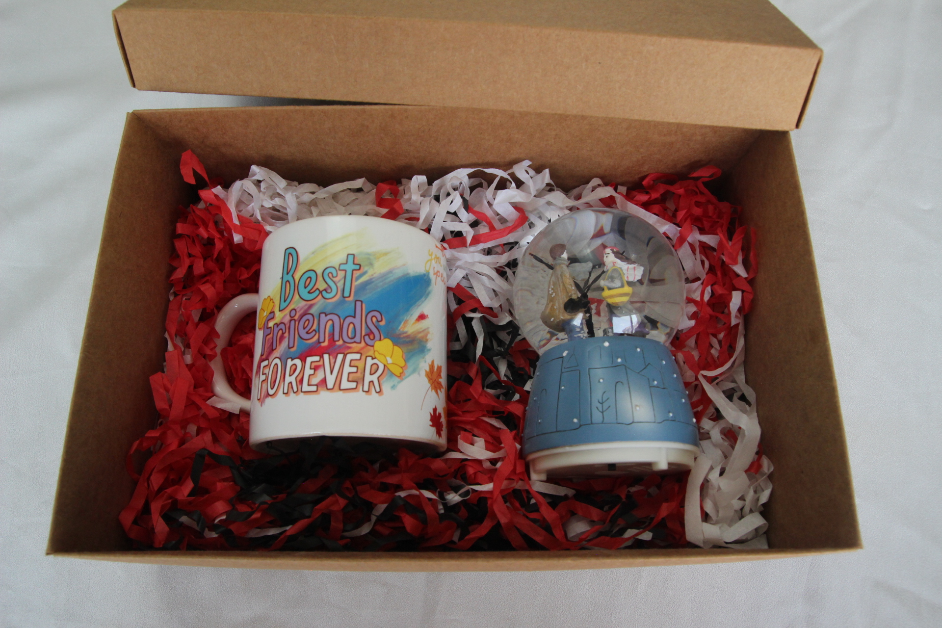 Kış Masalı Temalı Işıklı Müzikli Kar Küresi Ve Best Friends Temalı Kupa Bardak Hediye Kutusu
