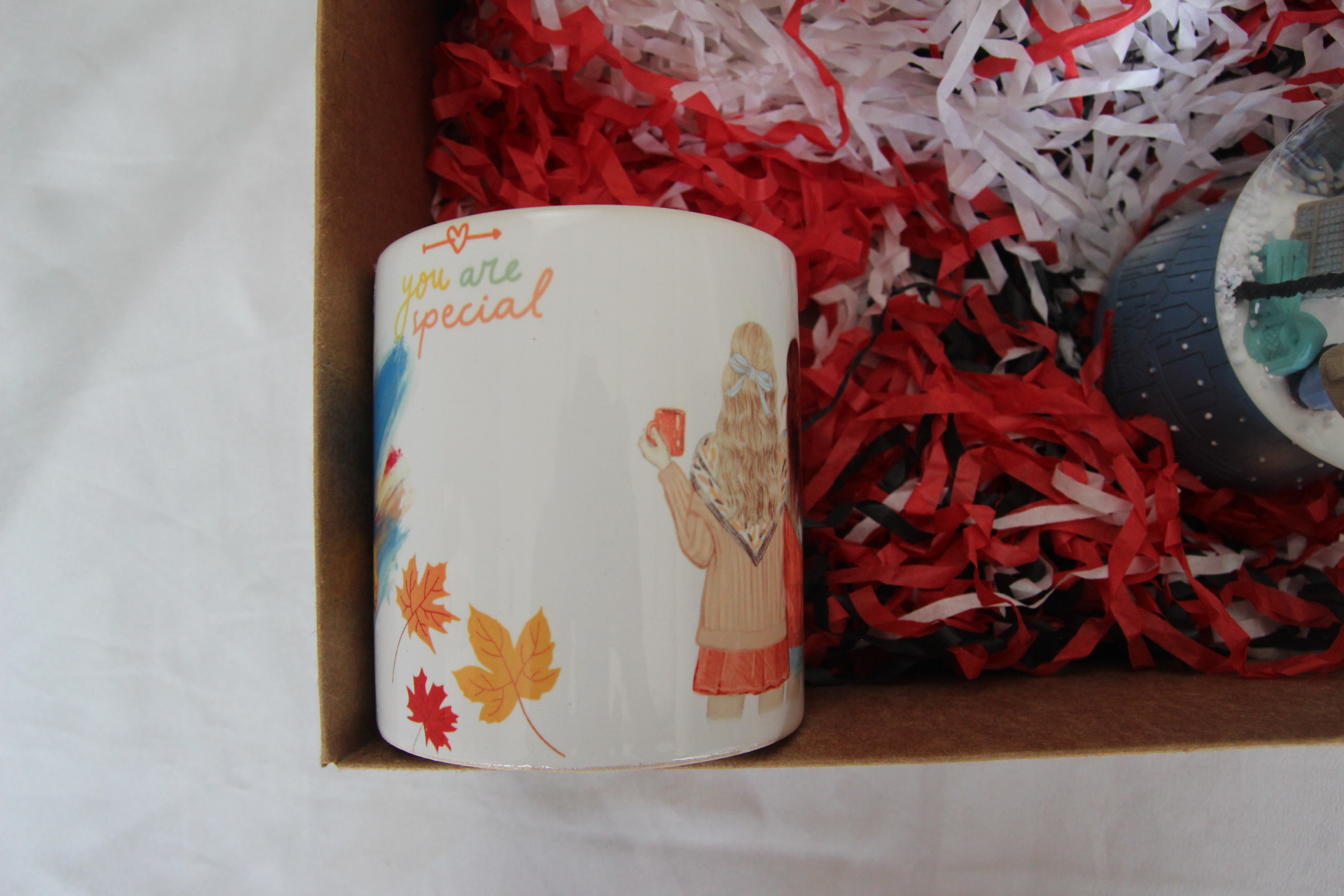 Kış Masalı Temalı Işıklı Müzikli Kar Küresi Ve Best Friends Temalı Kupa Bardak Hediye Kutusu