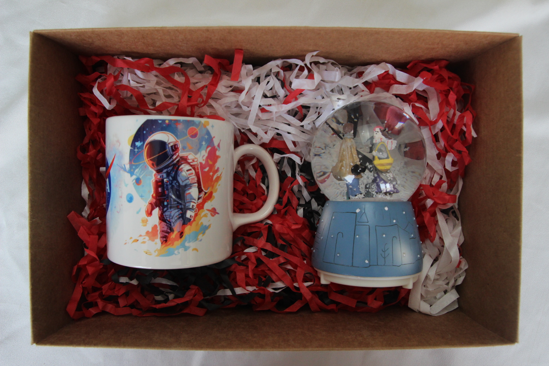 Kış Masalım Temalı Müzikli Işıklı Kar Küresi Ve Nasa Temalı Kupa Bardak Hediye Seti