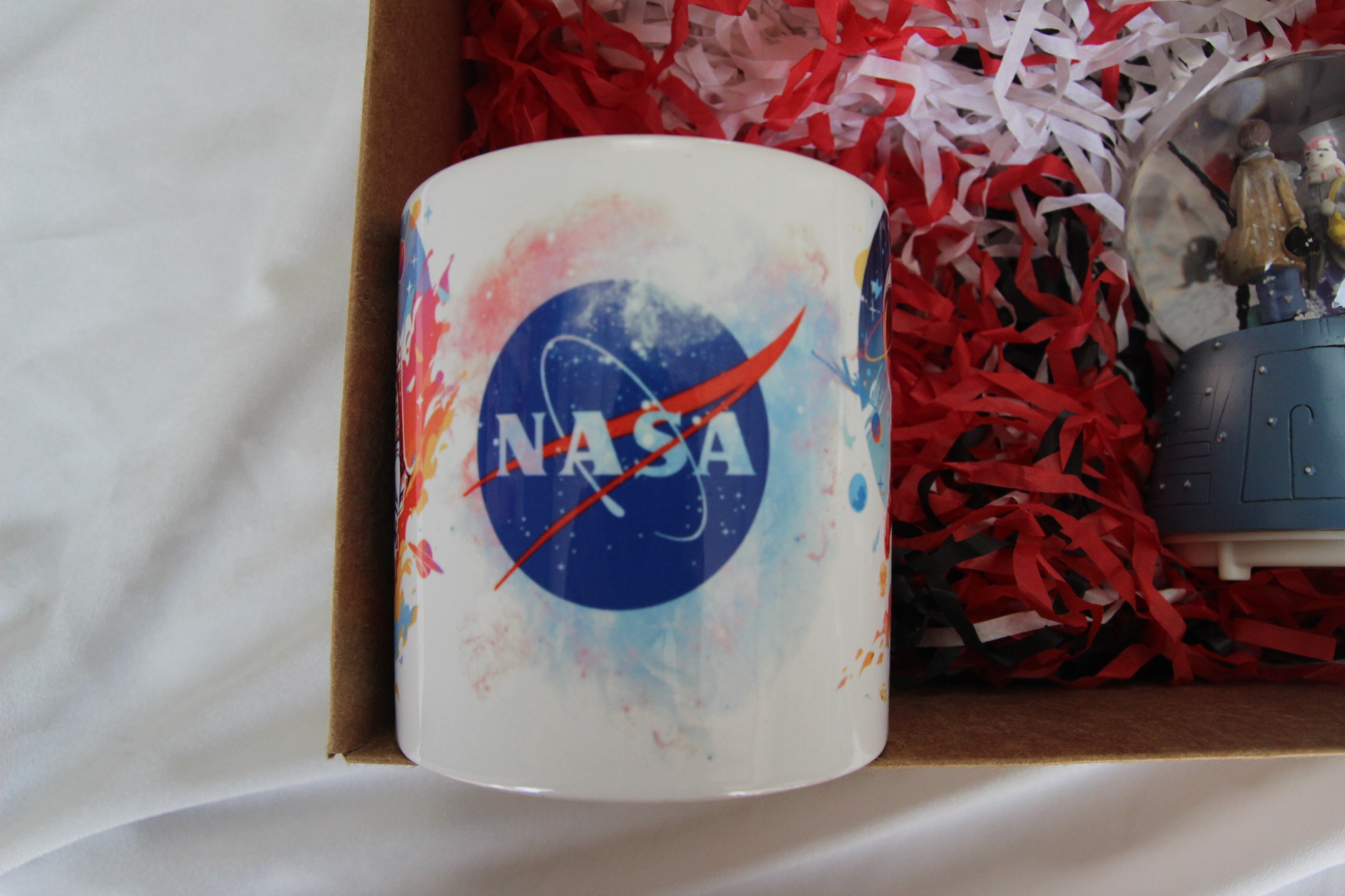 Kış Masalım Temalı Müzikli Işıklı Kar Küresi Ve Nasa Temalı Kupa Bardak Hediye Seti