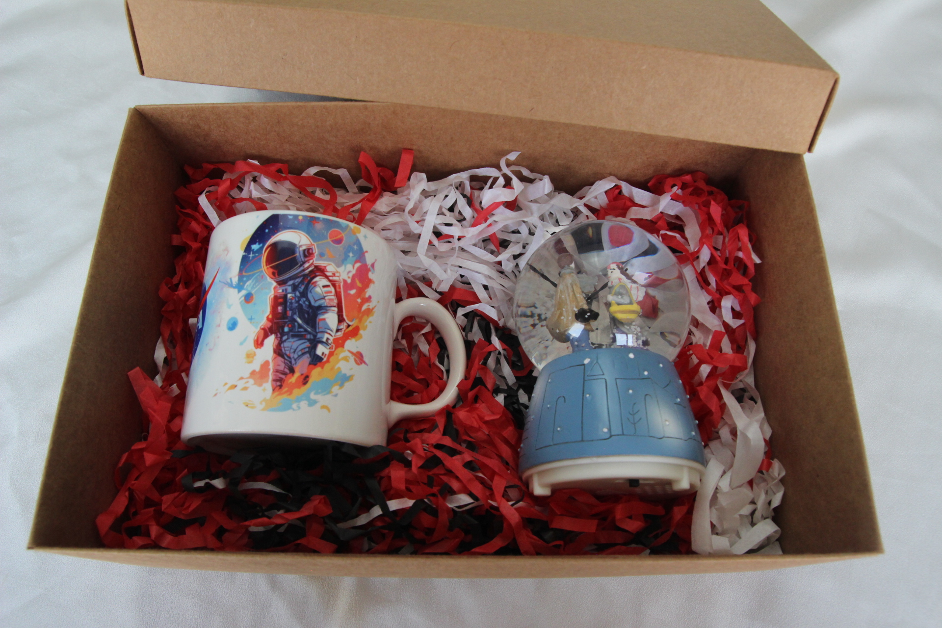 Kış Masalım Temalı Müzikli Işıklı Kar Küresi Ve Nasa Temalı Kupa Bardak Hediye Seti