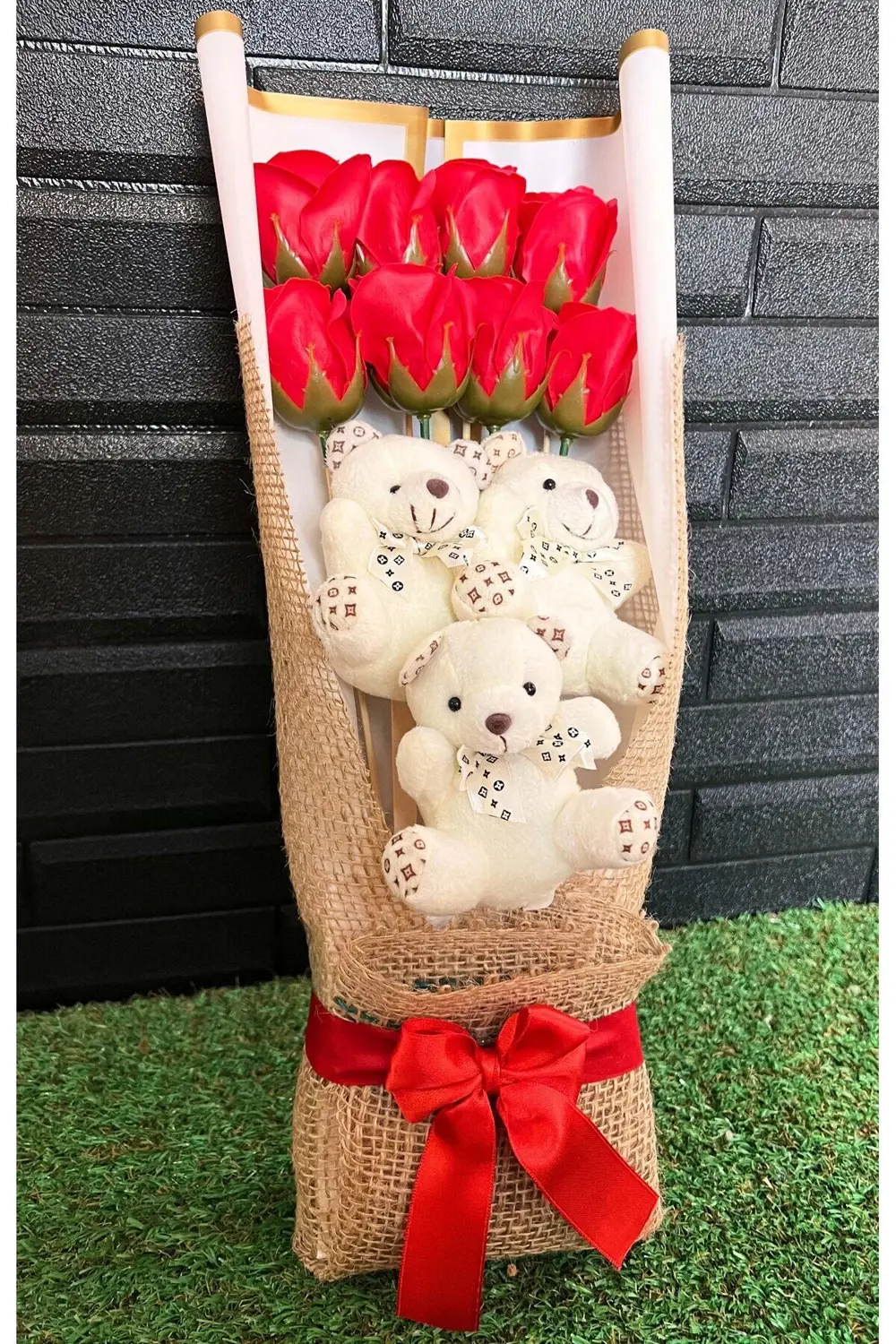 Kiz Arkadasa Hediye 3 Beyaz Ayıcıklı ve 8 Yapay Güllü Buket Sevgi