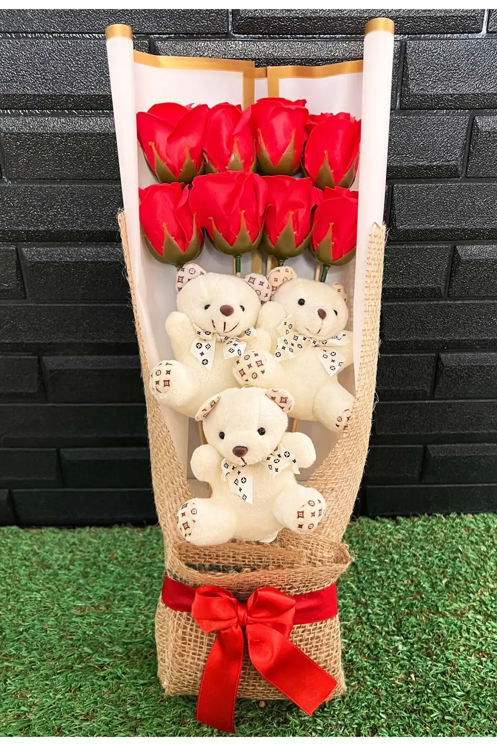 Kiz Arkadasa Hediye 3 Beyaz Ayıcıklı ve 8 Yapay Güllü Buket Sevgi