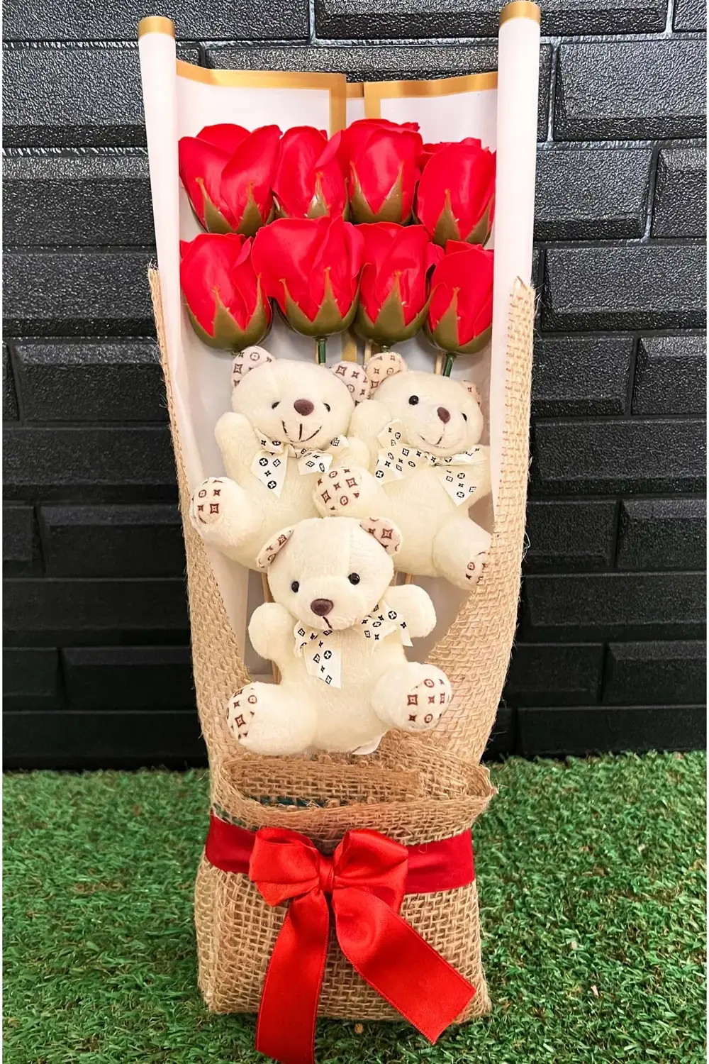 Kiz Arkadasa Hediye 3 Beyaz Ayıcıklı ve 8 Yapay Güllü Buket Sevgi