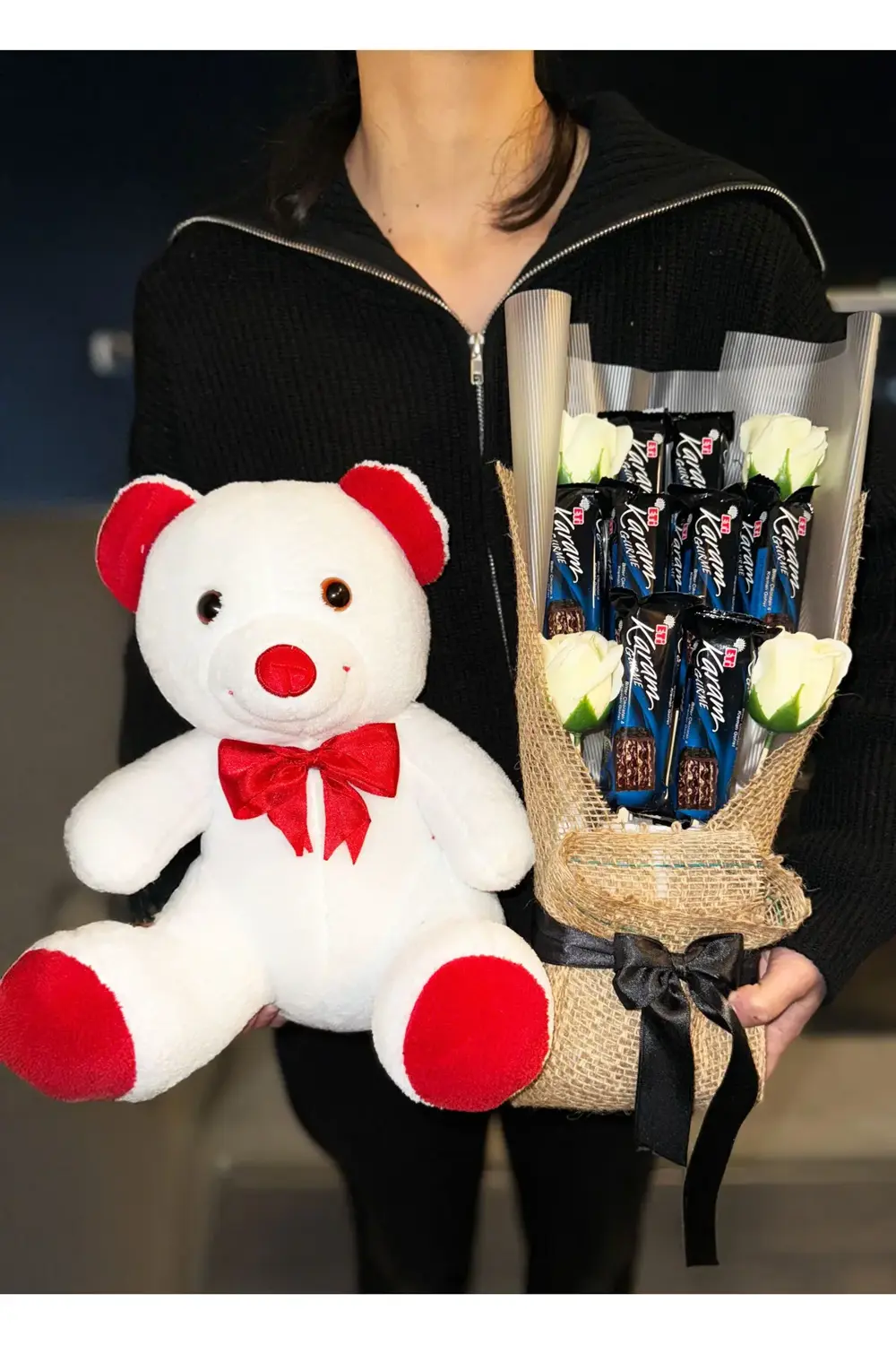Kız Arkadaşa Hediye 35cm Beyaz Ayıcık ve Karam Çikolata Buketi -