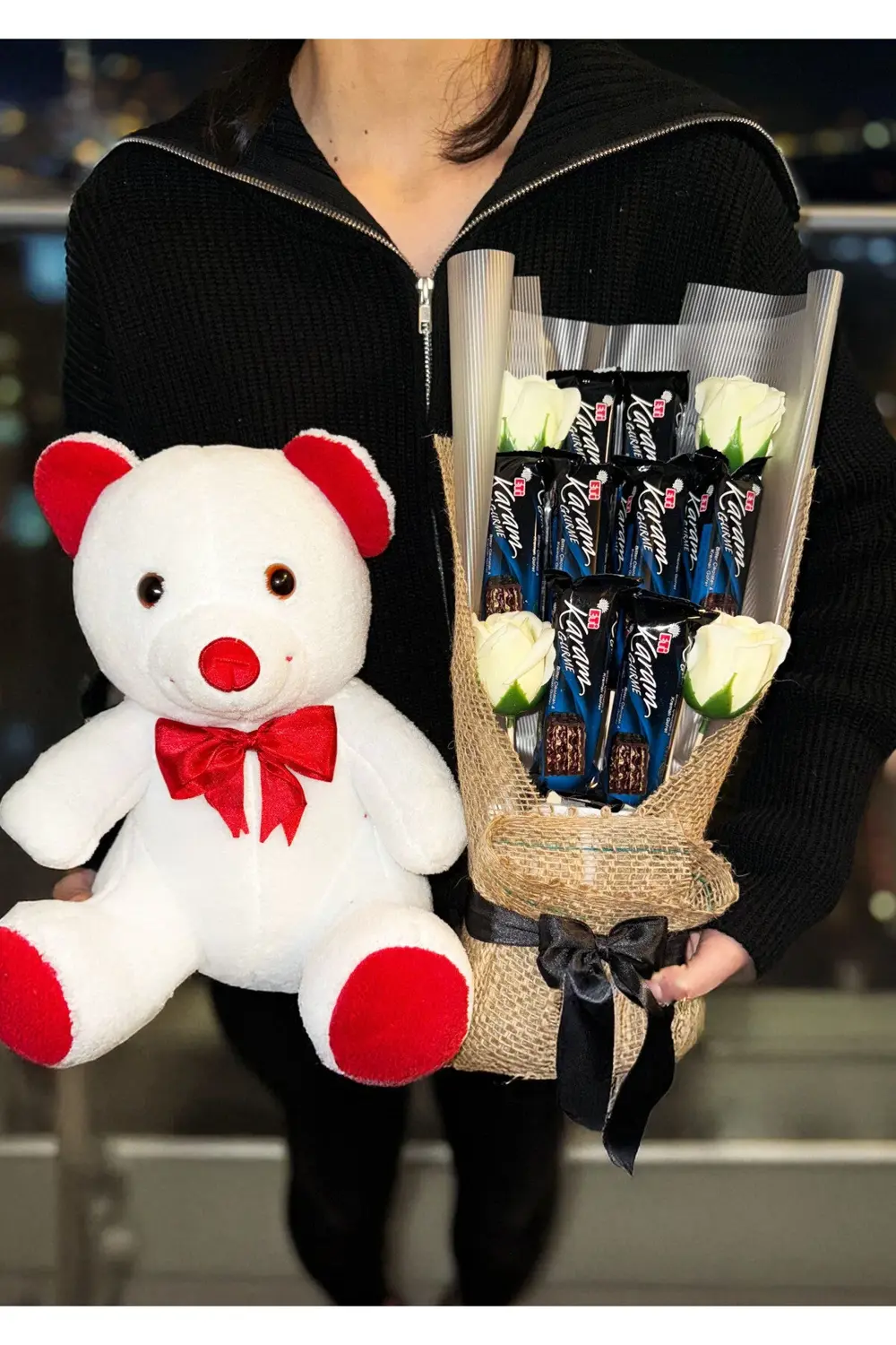 Kız Arkadaşa Hediye 35cm Beyaz Ayıcık ve Karam Çikolata Buketi -