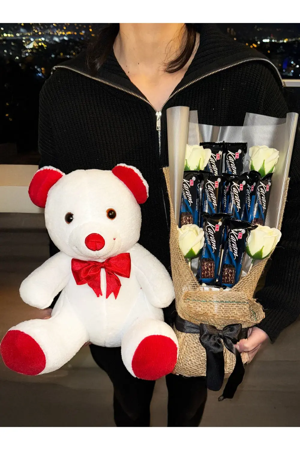 Kız Arkadaşa Hediye 35cm Beyaz Ayıcık ve Karam Çikolata Buketi -