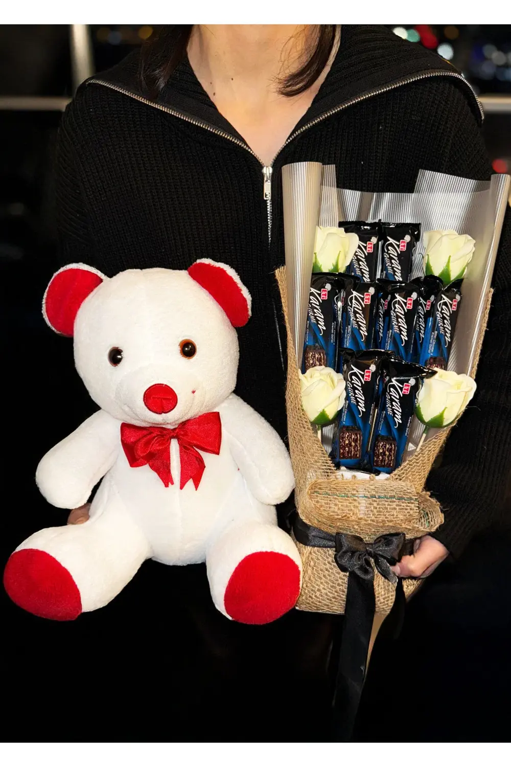 Kız Arkadaşa Hediye 35cm Beyaz Ayıcık ve Karam Çikolata Buketi -
