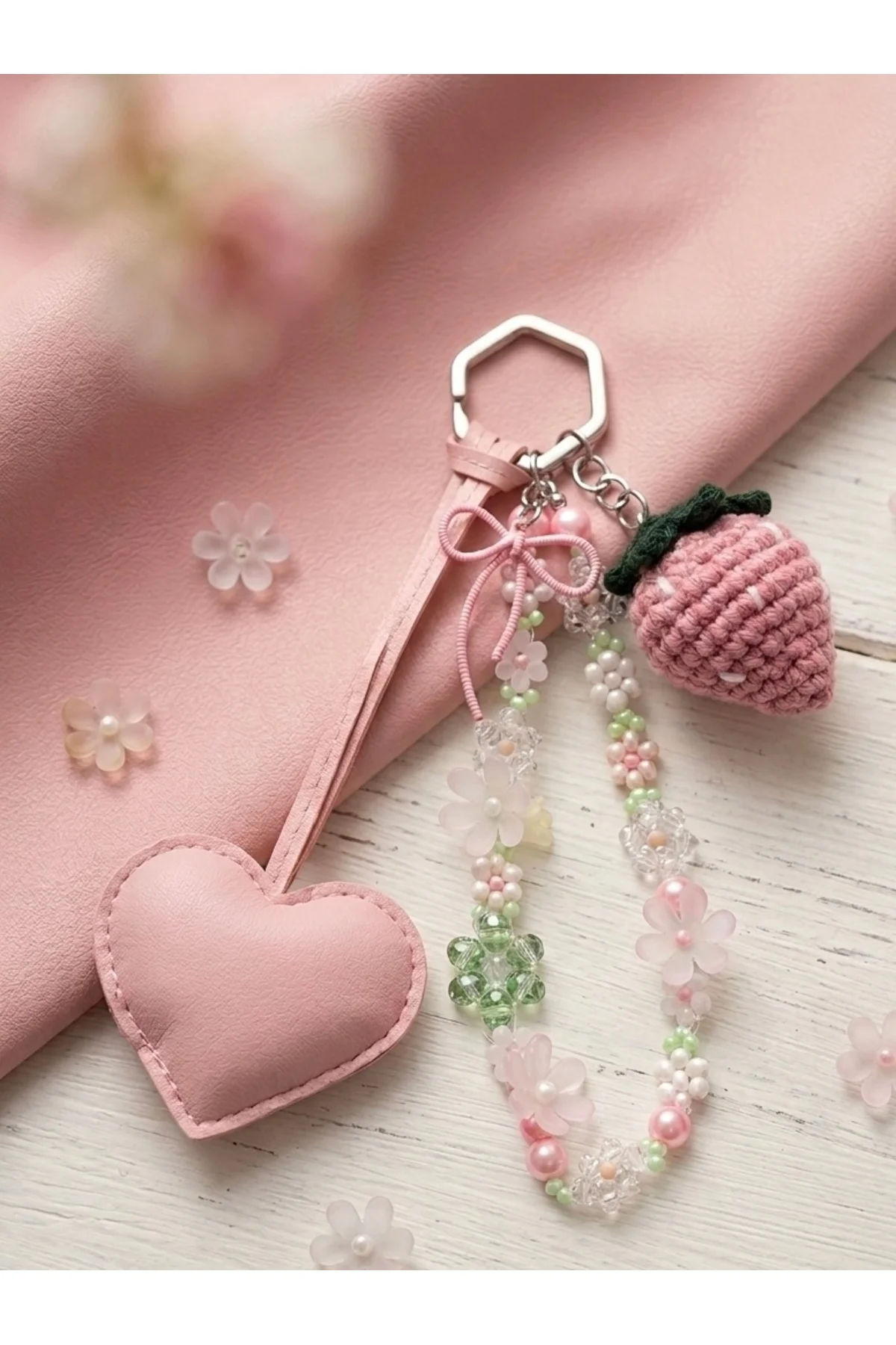 Koket Tarzı Çiçekli Çanta Charmı Ve Amigurumi Çilek Anahtarlık