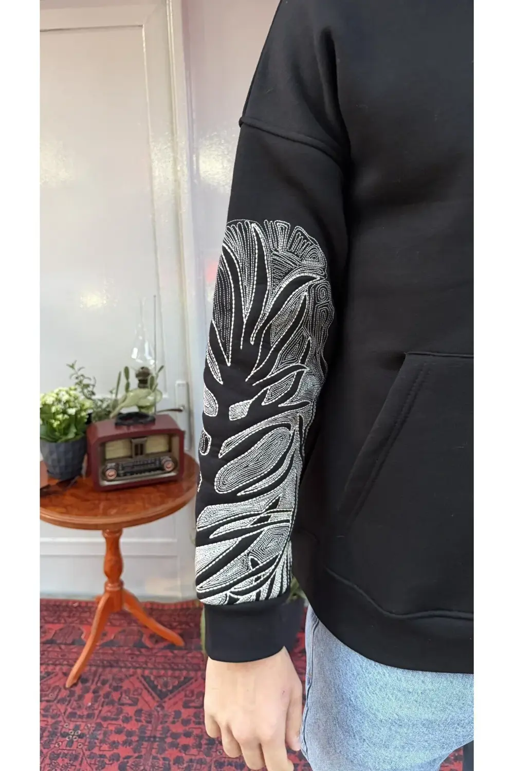 Kol Nakış Detaylı Sweatshirt