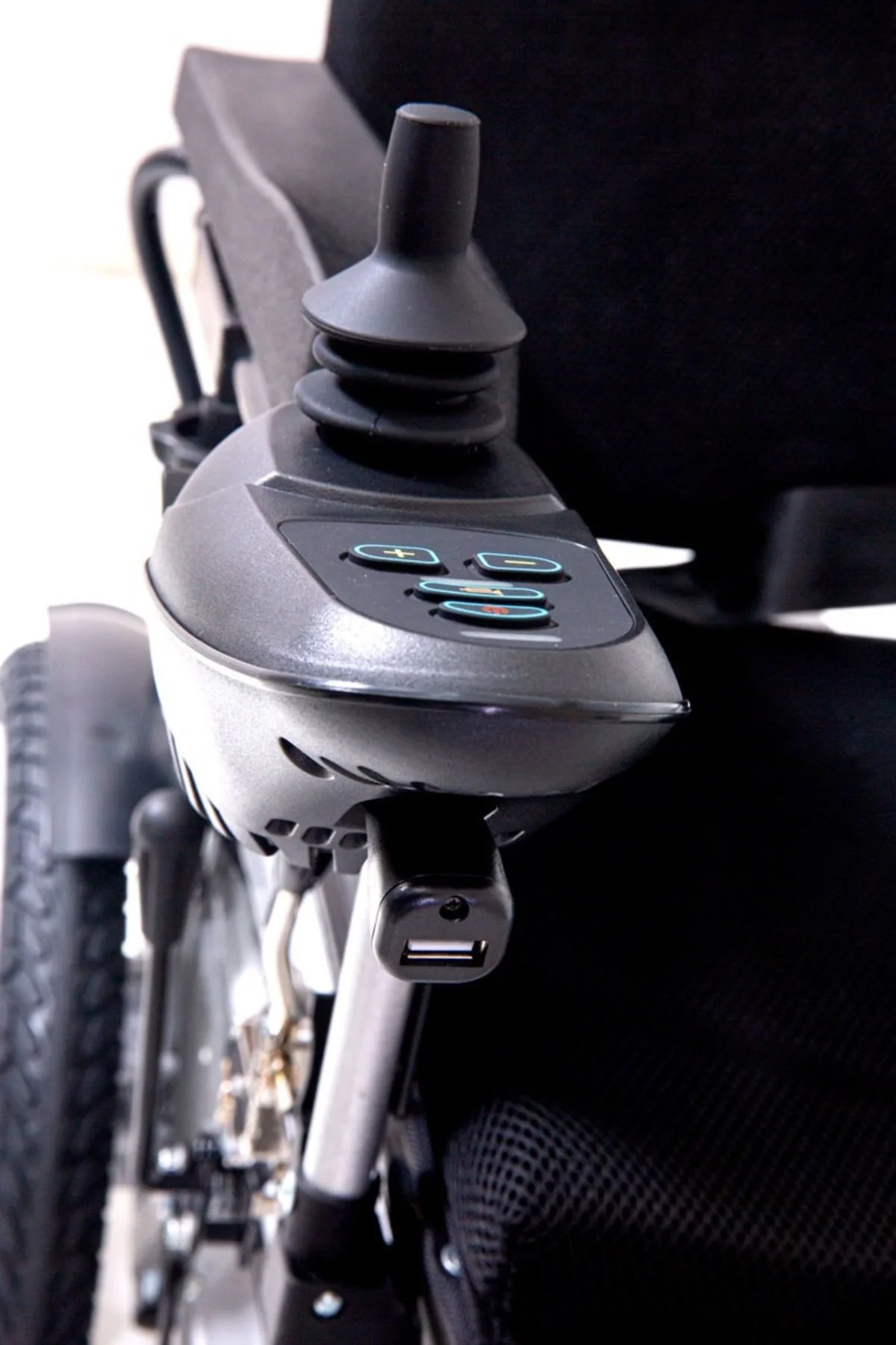 Konforlu Sırtı Yatarlı Katlanabilir Usb Girişli Akülü Sandalye (F