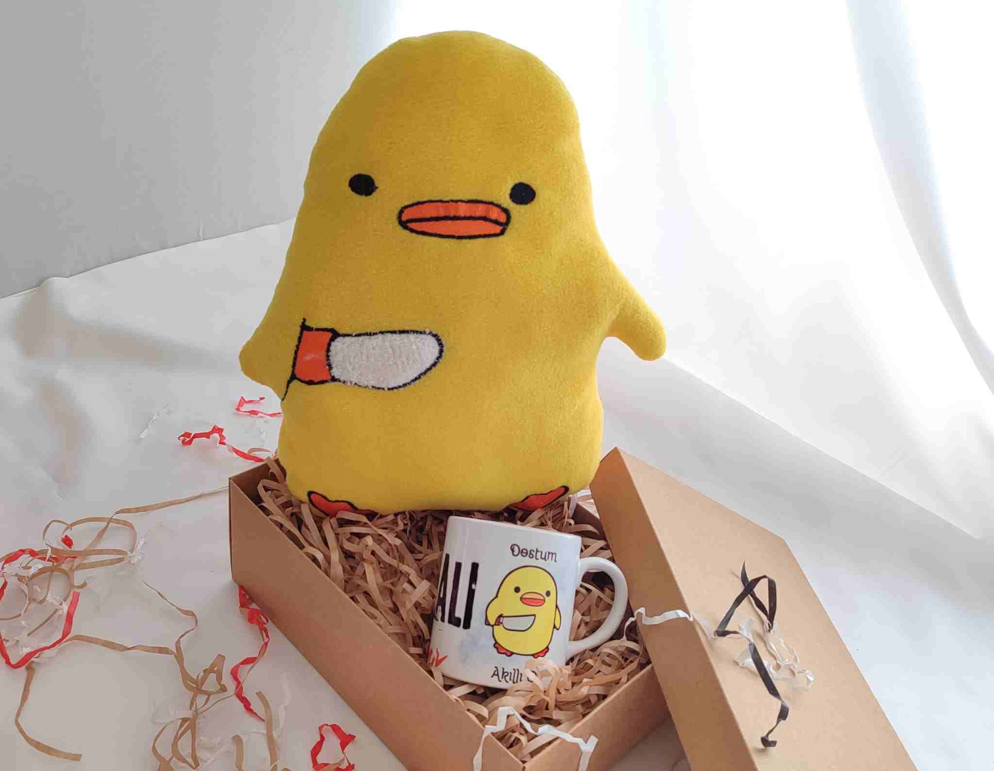 İhtiyaçavm Konsept Civciv Hediye Seti -Civciv Yastık Ve Civciv Temalı Kupa Bardak Hediye Kutusu