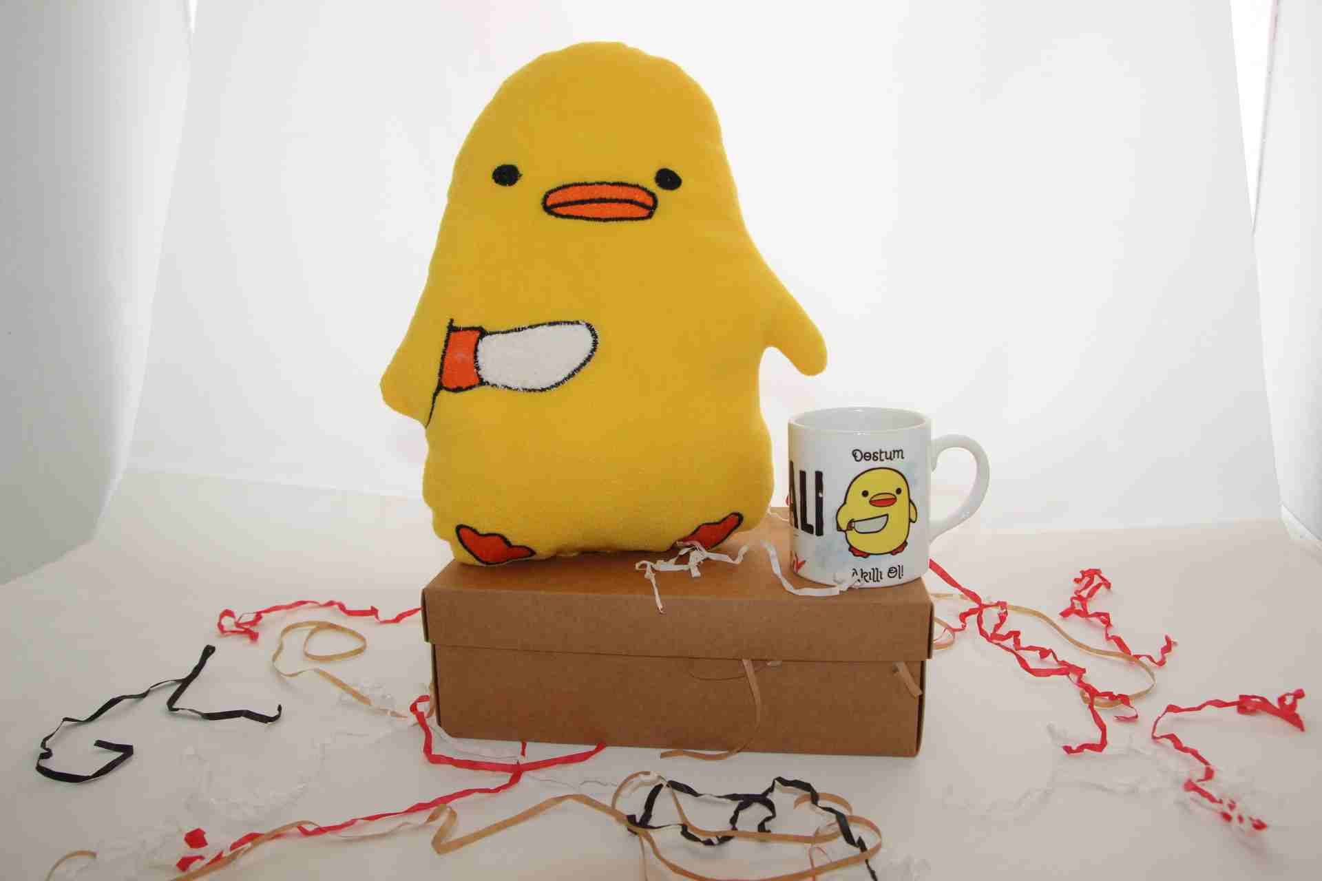 İhtiyaçavm Konsept Civciv Hediye Seti -Civciv Yastık Ve Civciv Temalı Kupa Bardak Hediye Kutusu