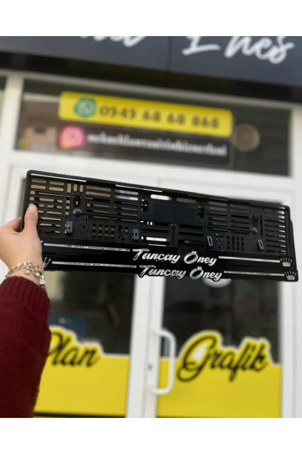 KRAL TAÇ ÇİZGİLİ SARKIK EL YAZI MODEL GÜMÜŞ PLAKALIK