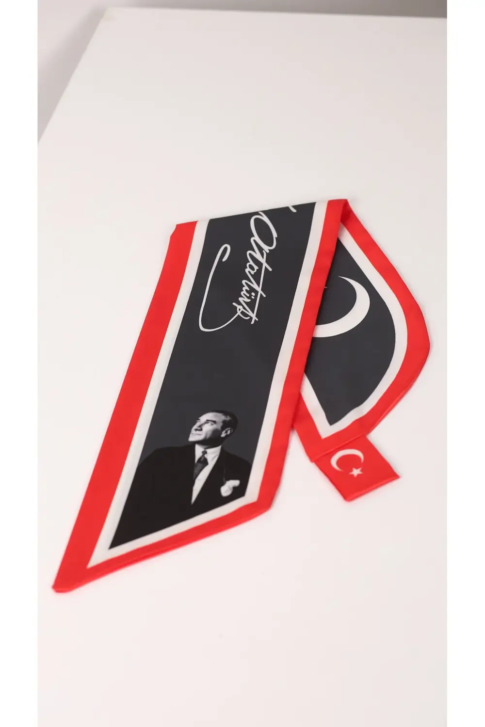 Kravat Eşarp Atatürk Fotoğraflı ve İmzalı Gri Renk Desenli