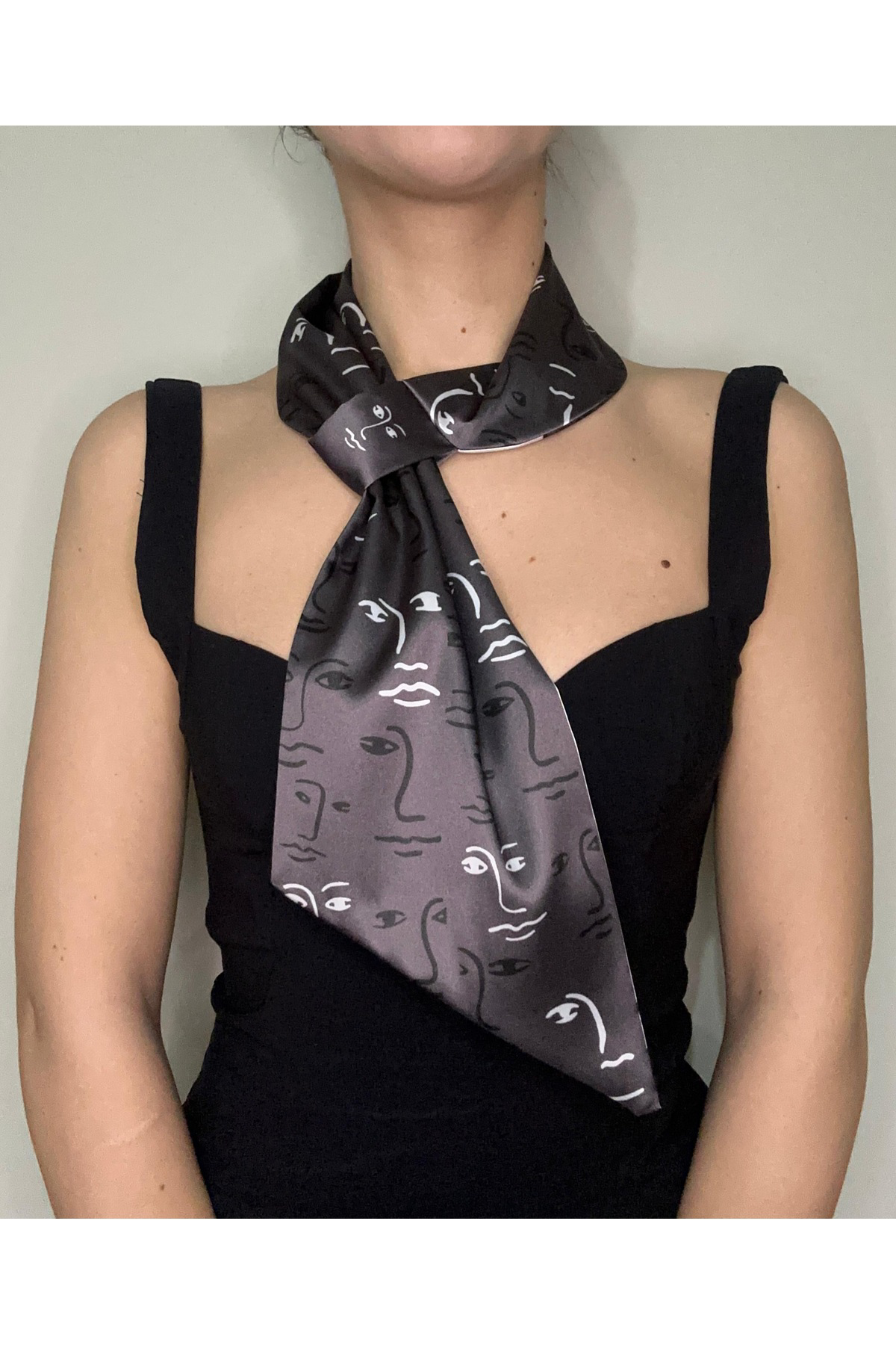 Kravat Eşarp Yüz İkonu ve Çiçek Desen