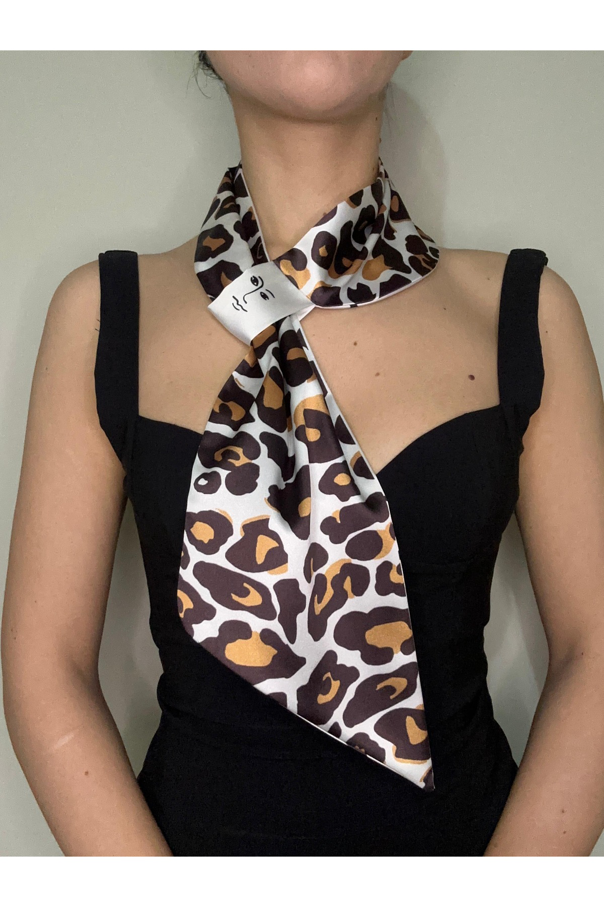 Kravat Eşarp Yüz ikonu ve Leopar Desenli