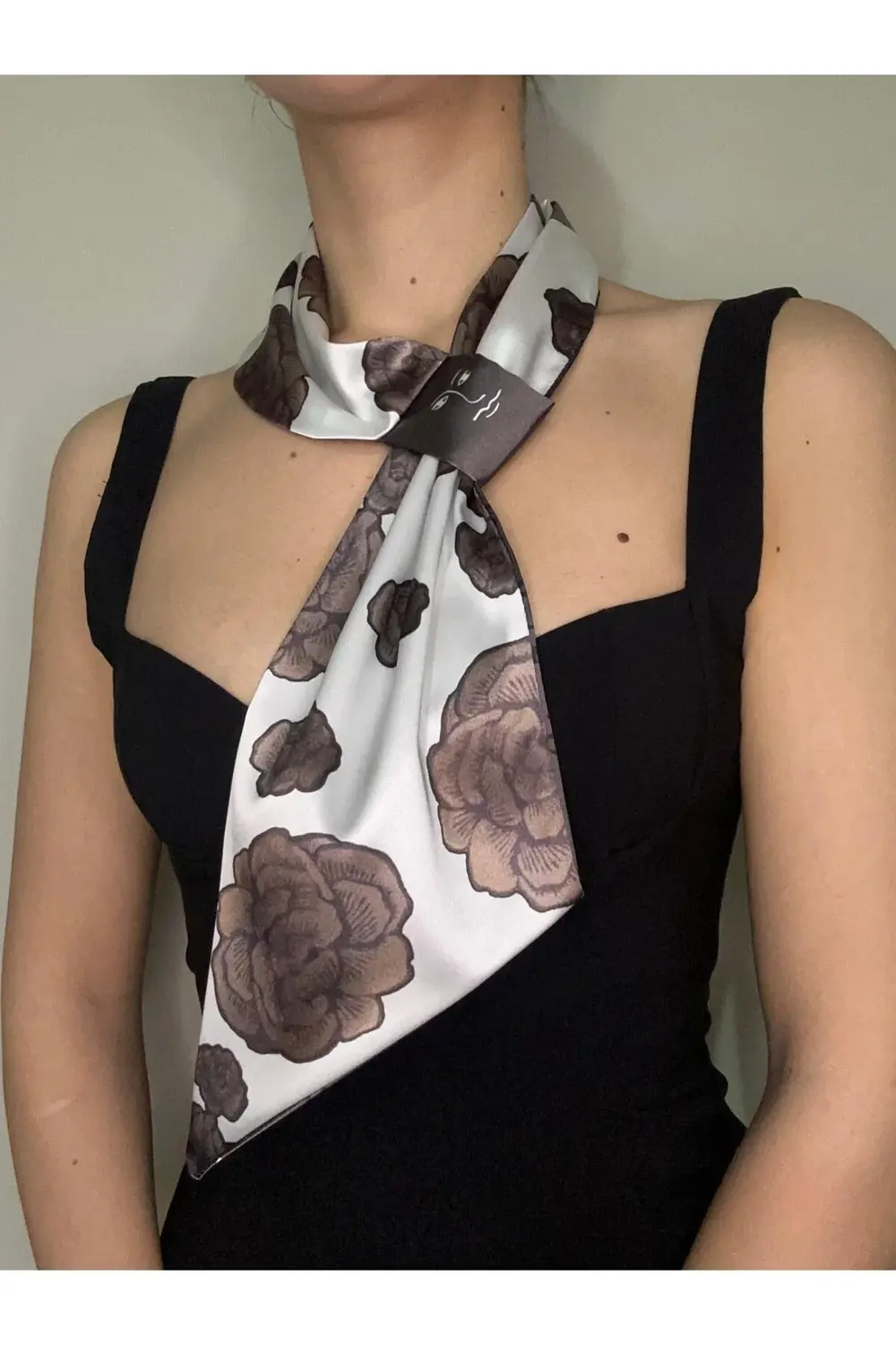 Kravat Eşarp Yüz İkonu ve Çiçek Desen