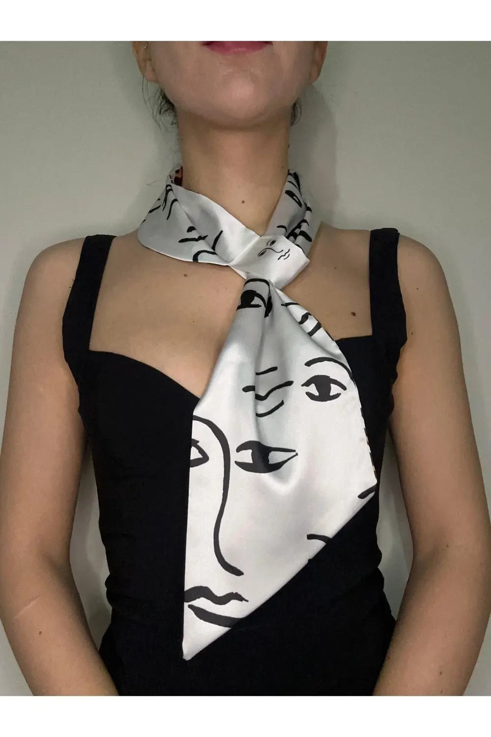 Kravat Eşarp Yüz ikonu ve Leopar Desenli