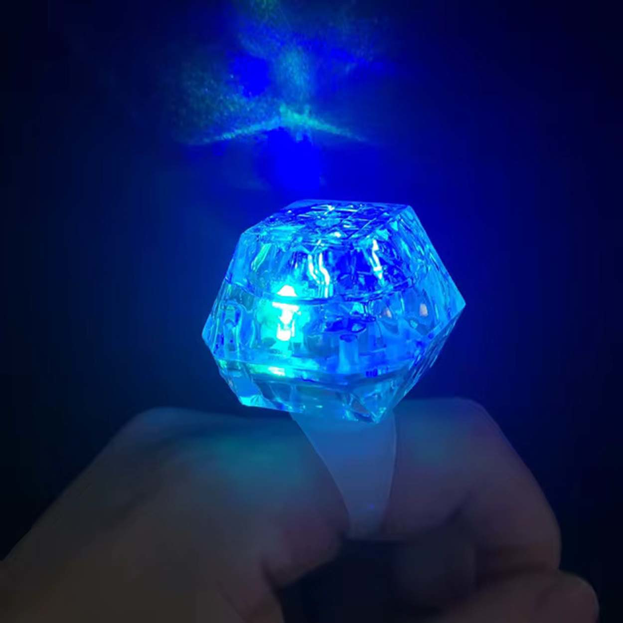 Kristal Tasarımlı Led Glow Işıklı 3 Modlu Mavi Yüzük 3.5 x 5 cm (