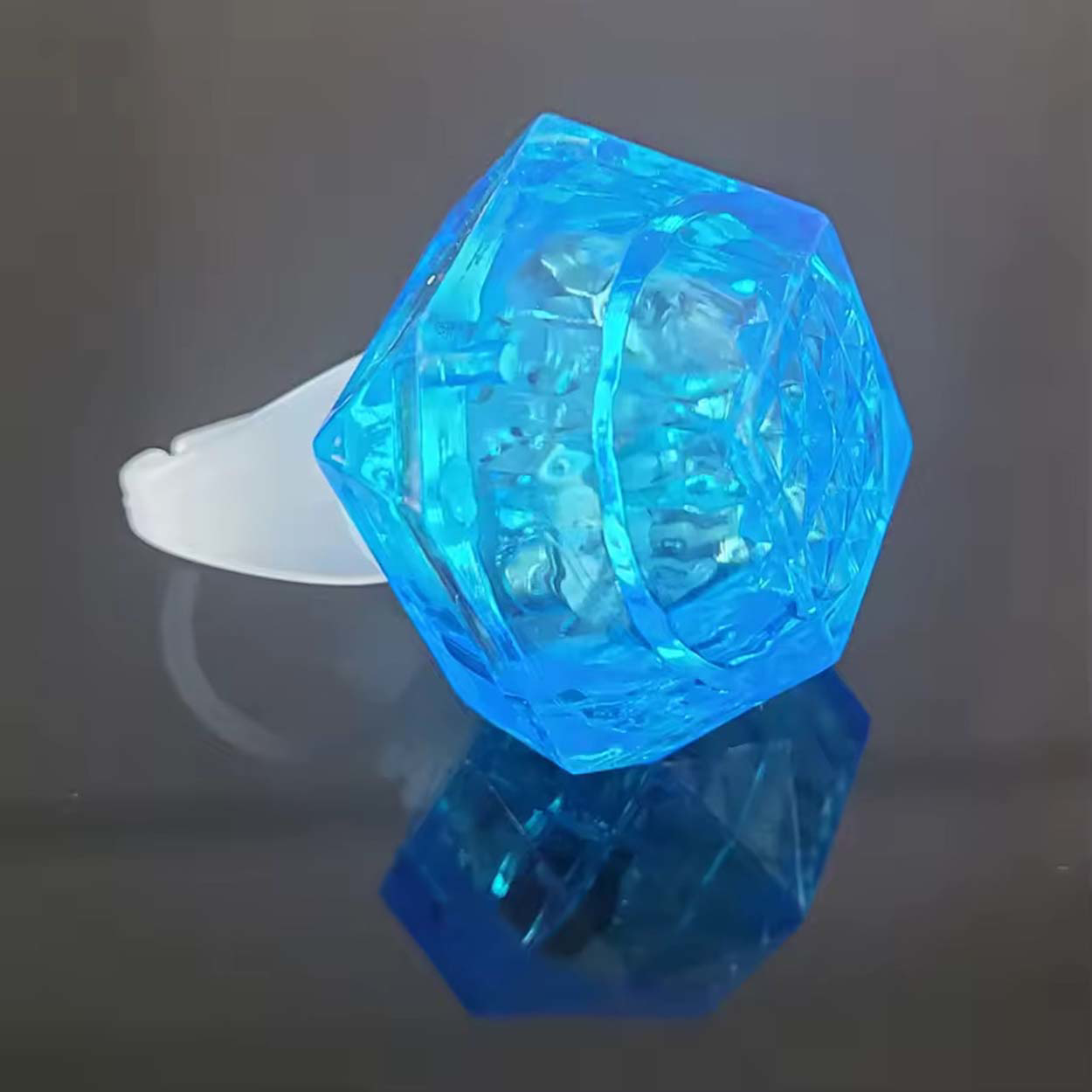 Kristal Tasarımlı Led Glow Işıklı 3 Modlu Mavi Yüzük 3.5 x 5 cm (