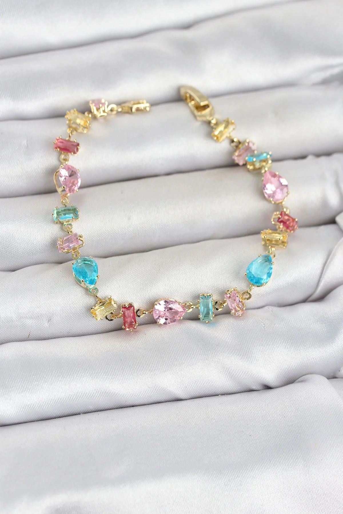 Kristal Taşlı Baget ve Damla Kesimli Karışık Renkli Gold Renk Gem Kristal Taşlı Baget ve Damla Kesimli Karışık Renkli Gold Renk Gem