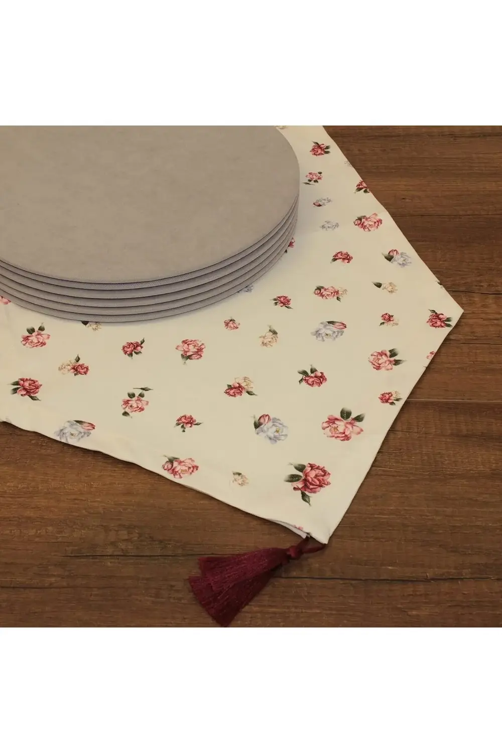 Küçük Gül Desenli Beyaz Zemin Arka Plan Dijital Baskılı Runner Am