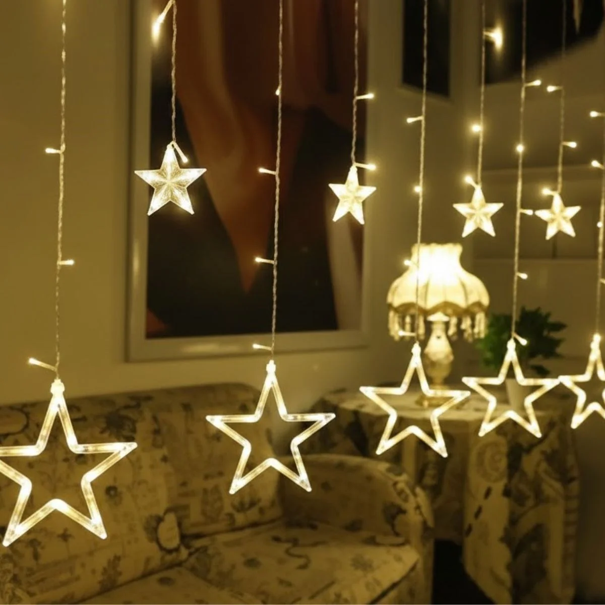 Kumandalı Yıldız Figürlü 12 Sarkıtlı 120 LED Uzaktan Kumandalı Dekor Işık – Masaüstü ve Ortam Aydınlatması Kumandalı Yıldız Figürlü 12 Sarkıtlı 120 LED Uzaktan Kumandalı Dekor Işık – Masaüstü ve Ortam Aydınlatması