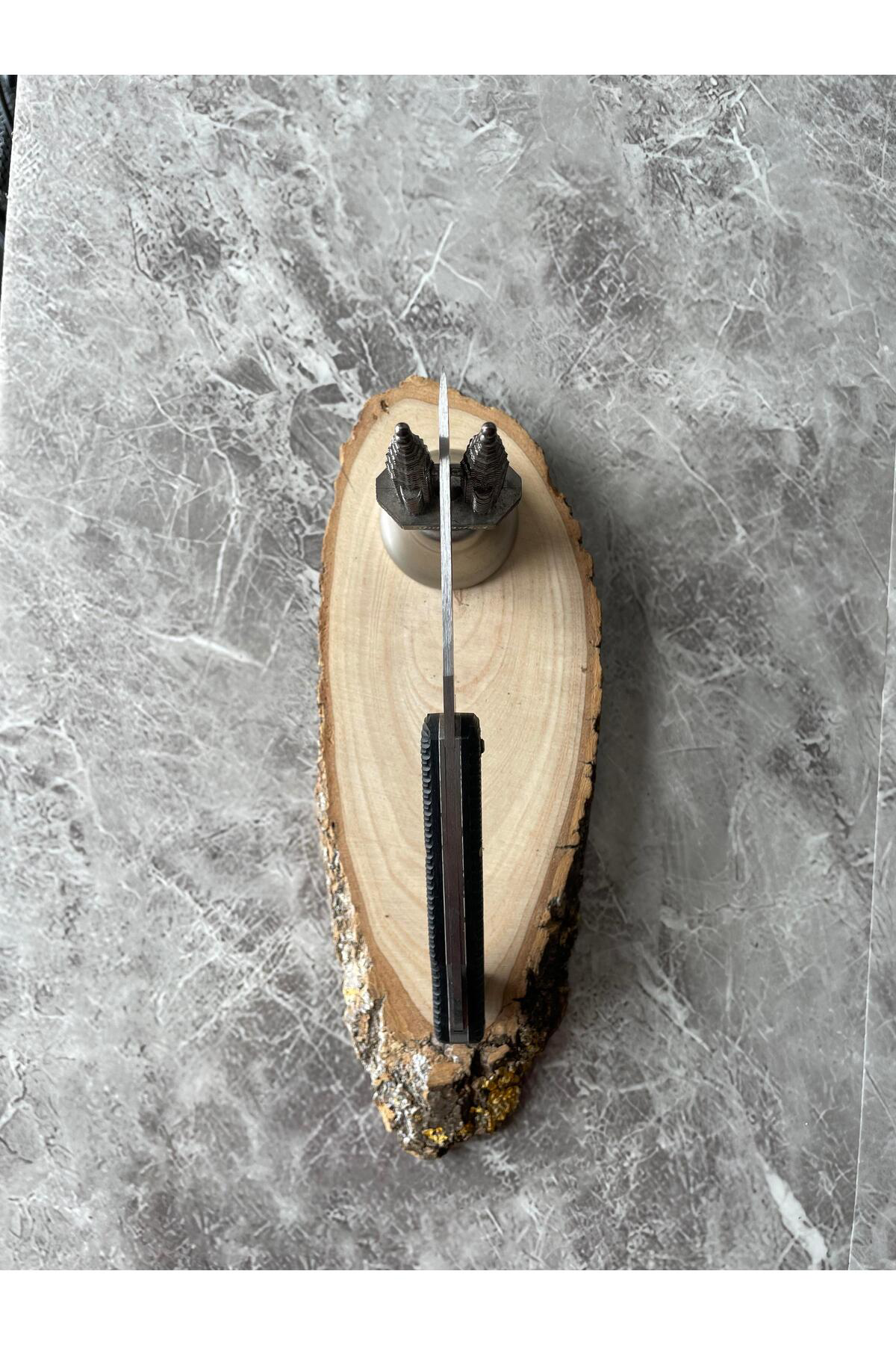 Kurt Gravürlü Verzalit Kabzeli Sırttan Kilitli Kamp Çakısı – 19 c