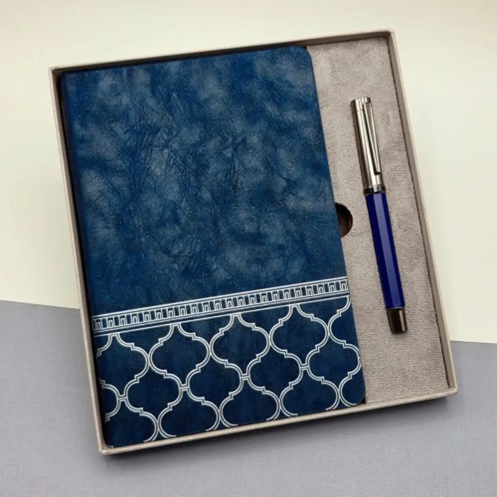 Kutulu Desenli Deri Defter Ve Metal Roller Kalem Set Kutulu Desenli Deri Defter Ve Metal Roller Kalem Set