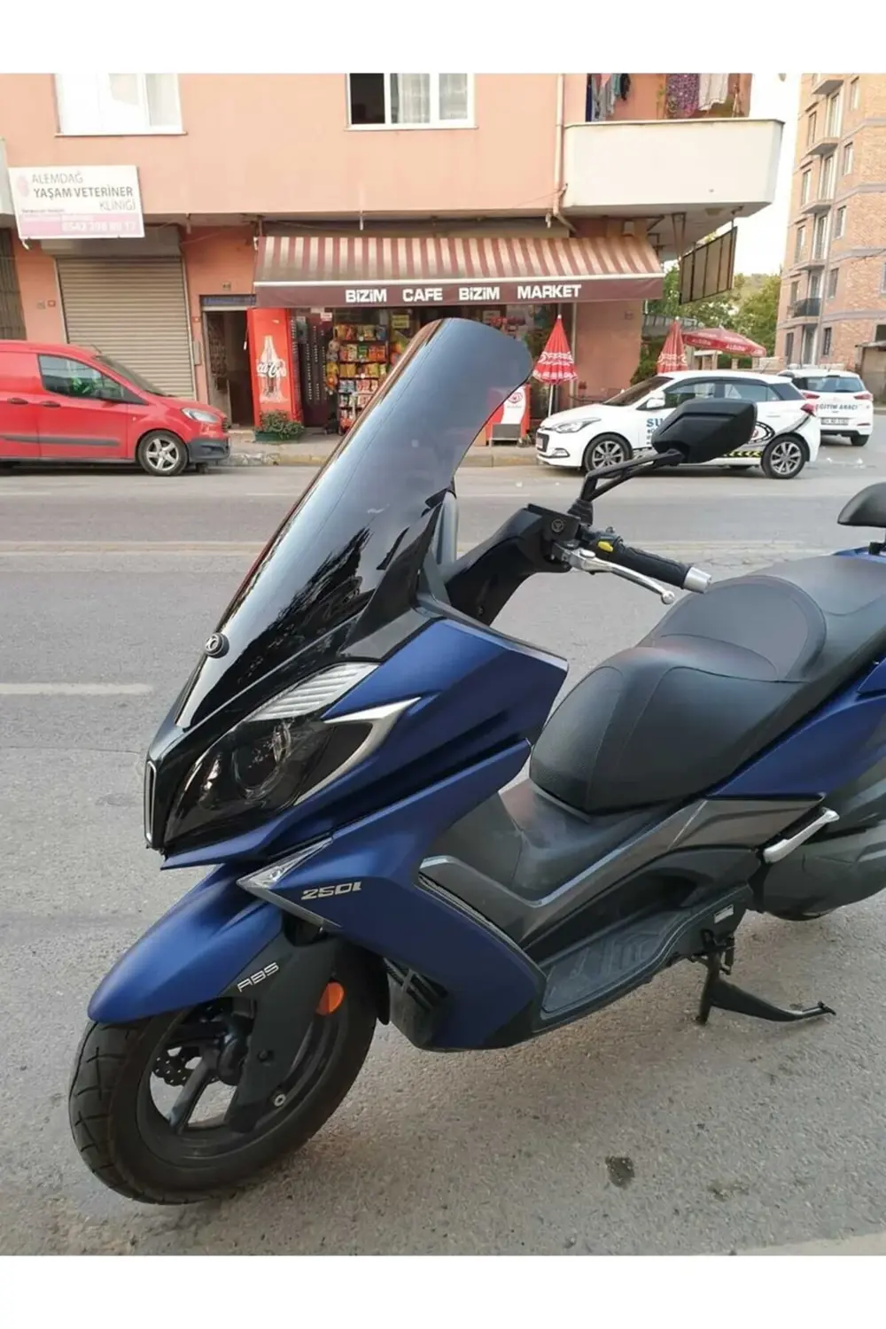 Kymco Downtown 250i Ön Cam 2016-2025 Model 78cm Siyah Renkli 4mm Kymco Downtown 250i Ön Cam 2016-2025 Model 78cm Siyah Renkli 4mm